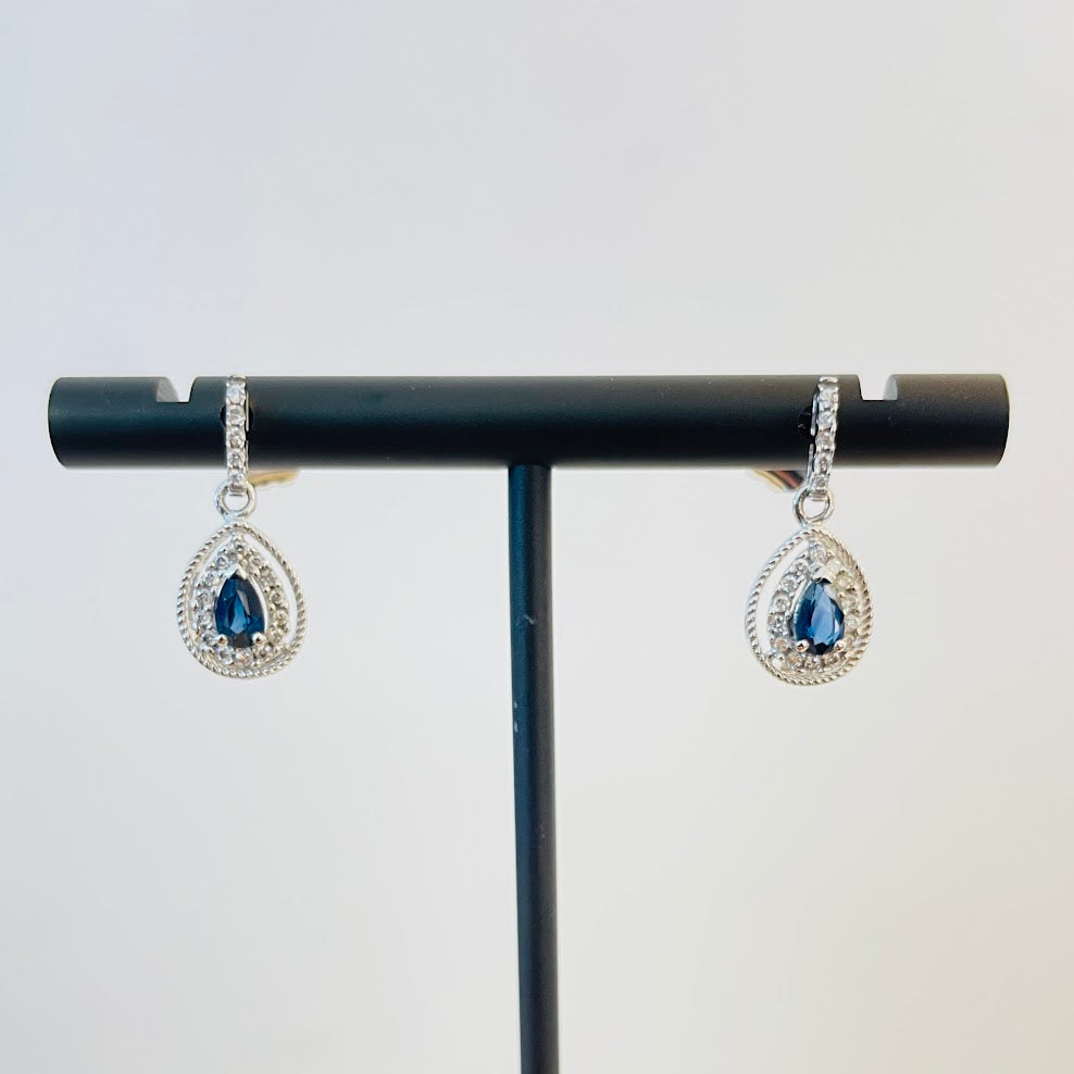 עגילים תלוים זהב לבן 14K משובצים 0.18 קראט יהלומים טבעיים צבע F נקיון VS ובמרכז 0.49 אבן חן ספיר מק"ט 9