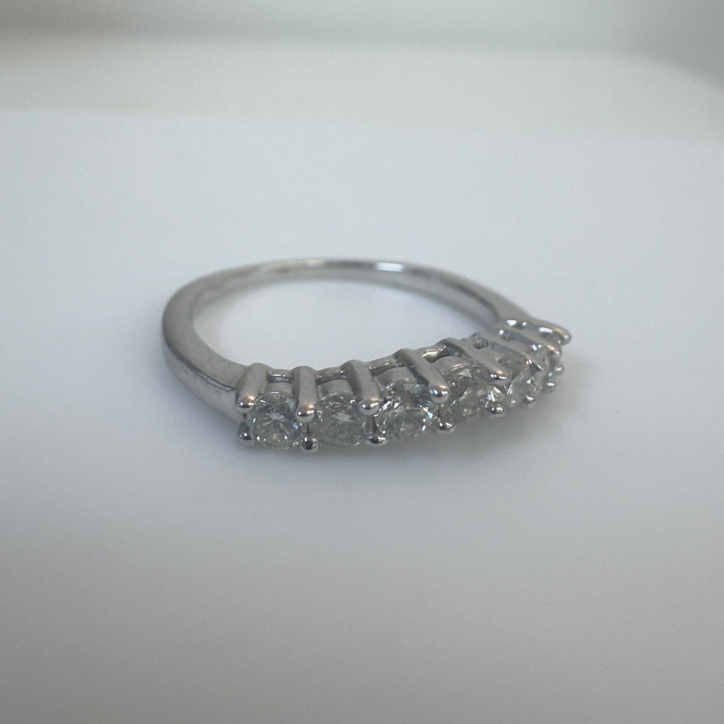 טבעת שורה גלית יהלומים טבעיים 0.35 קראט צבע F ניקיון VS זהב 14K לבן מק"ט 257