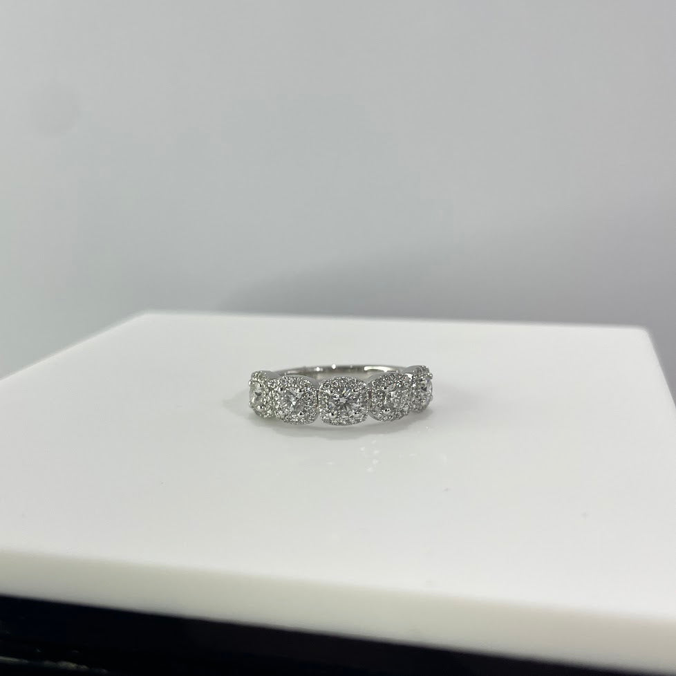 טבעת בשיבוץ יוקרתי ומיוחד מזהב לבן 14K משובצת יהלומים טבעיים 1.04 קראט צבע F נקיון VS מק"ט 336