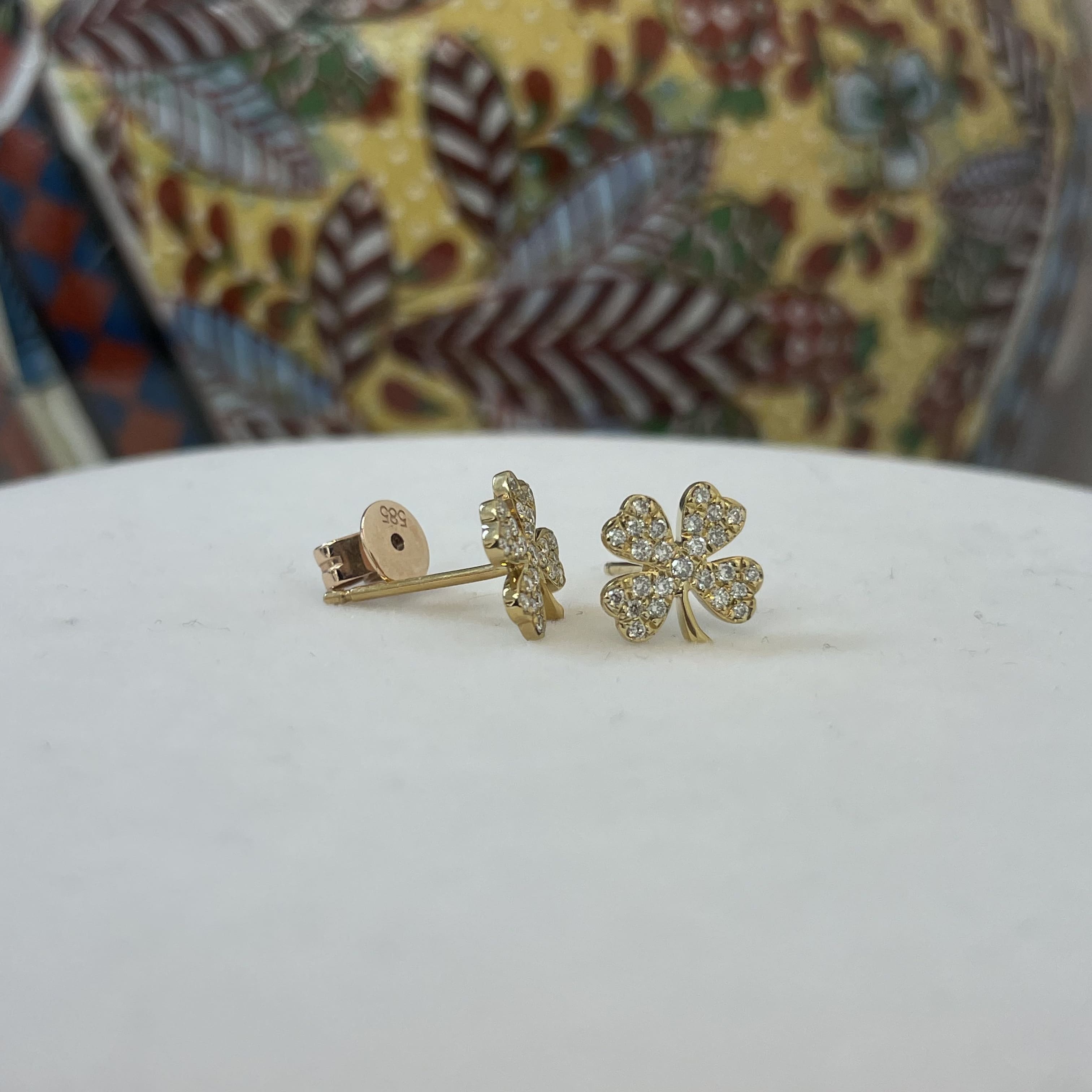 עגילים בצורת תלתן משובץ יהלומים טבעיים 0.24 קראט 14K צהוב (מגיעים עם סוגרים) מק"ט 743