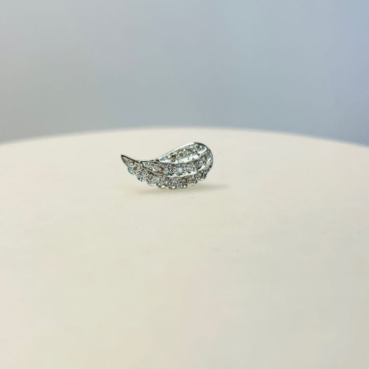 עגיל יהלומים טבעיים בודד בצורת כנף מלאך 0.10 קראט צבע F ניקיון VS זהב 14K לבן (העגיל מגיע עם סוגר) מק״ט 620