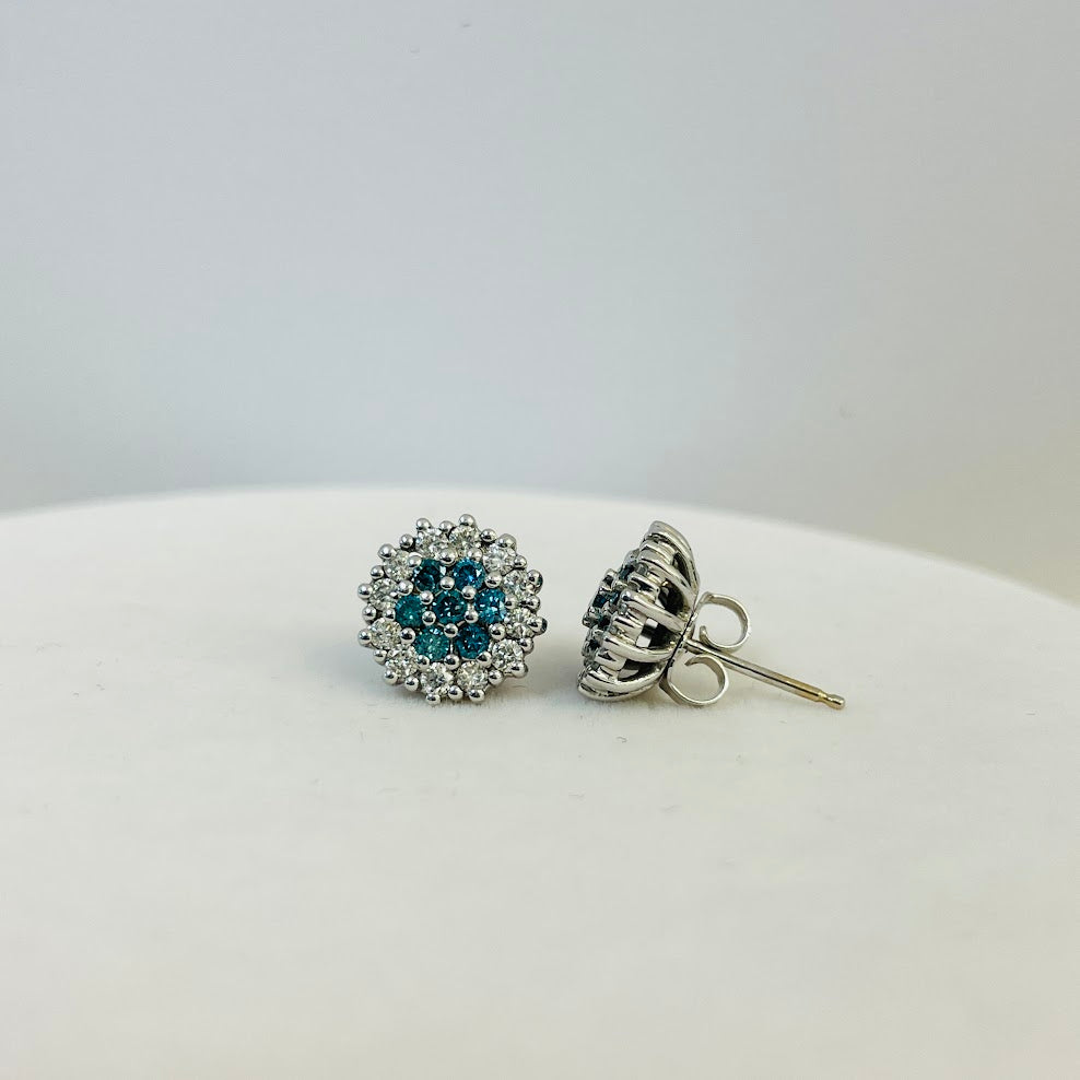 עגילי זהב לבן 14K משובצים 0.55 קראט יהלומים טבעיים צבע F נקיון VS ובמרכז 0.35 קראט יהלומים צבועים כחול מק"ט 29