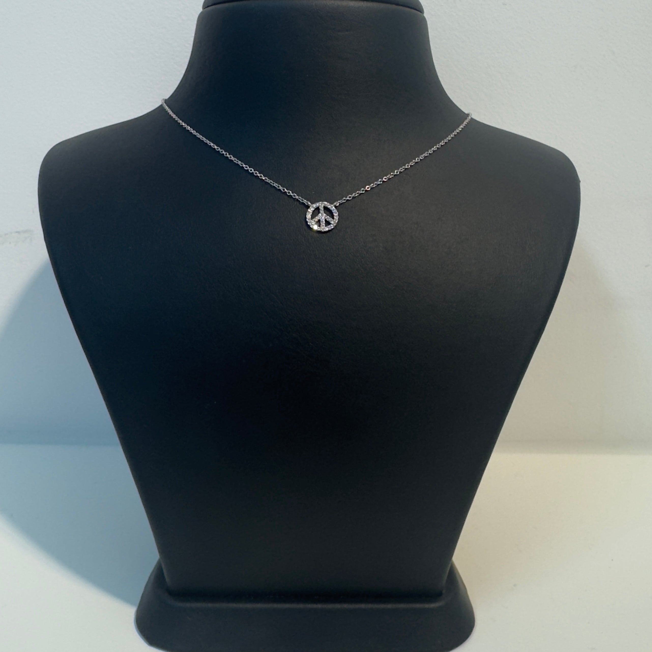 שרשרת יהלומים טבעיים 0.12 קראט בעיצוב ״Peace" צבע F ניקיון SI זהב 14K לבן מק"ט 610