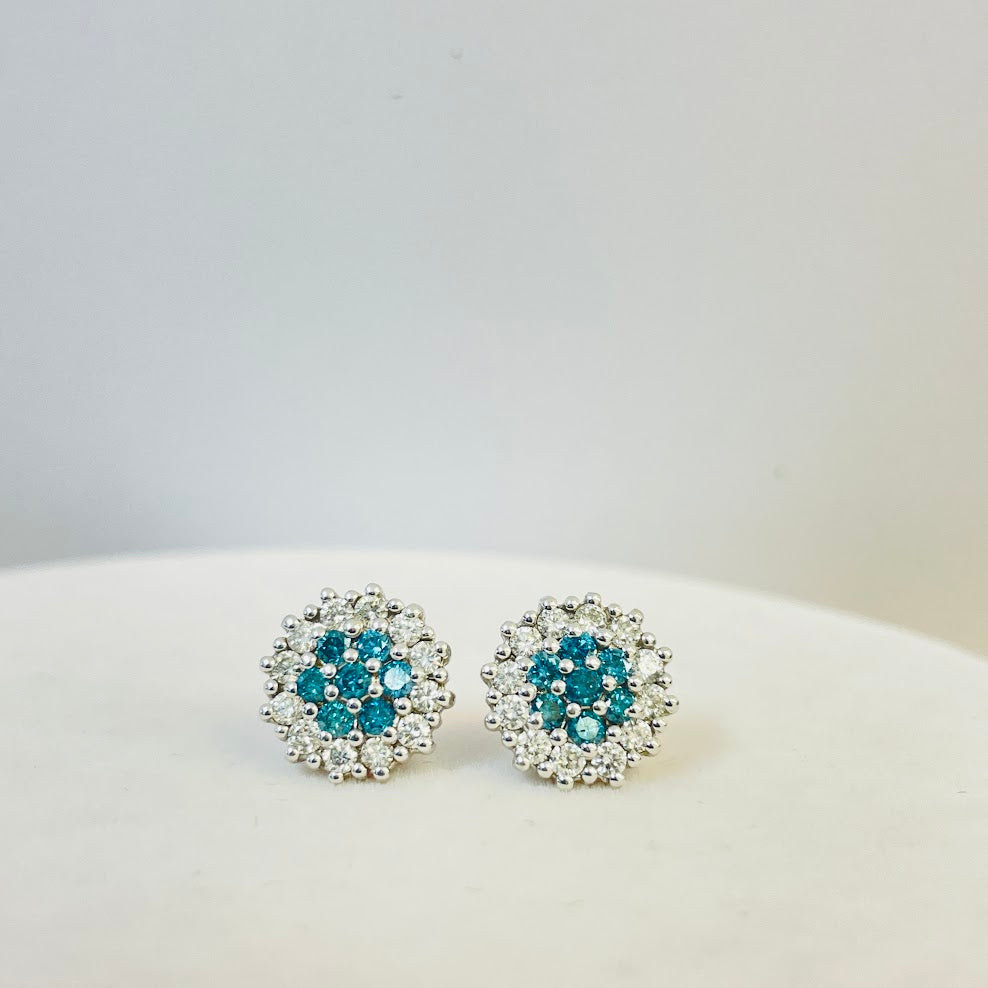 עגילי זהב לבן 14K משובצים 0.55 קראט יהלומים טבעיים צבע F נקיון VS ובמרכז 0.35 קראט יהלומים צבועים כחול מק"ט 29