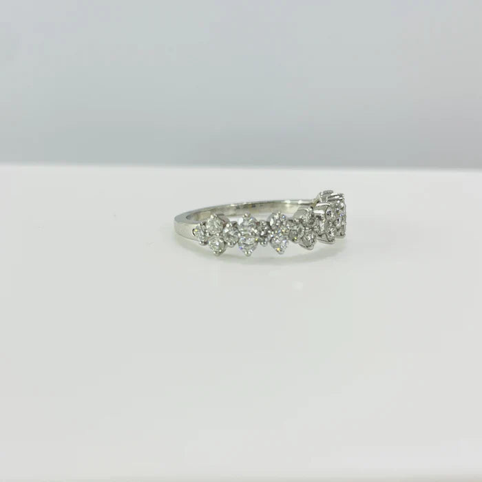 טבעת זהב לבן 14K משובצת ביהלומים טבעיים בשיבוץ מיוחד במשקל 0.76 קראט צבע F ניקיון VS מק"ט R-2229