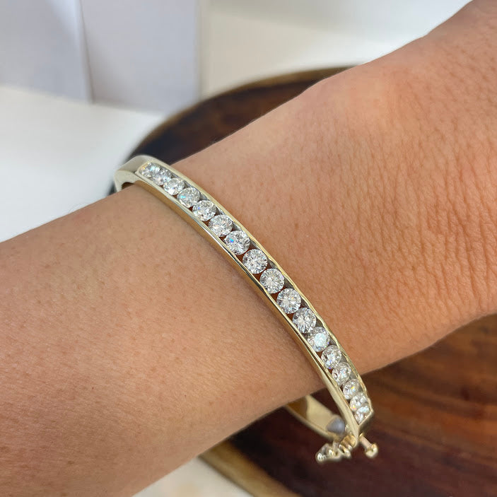 צמיד קשיח זהב צהוב 14K משובץ 3.5 קראט יהלומים טבעיים צבע F נקיון VS מק"ט 267