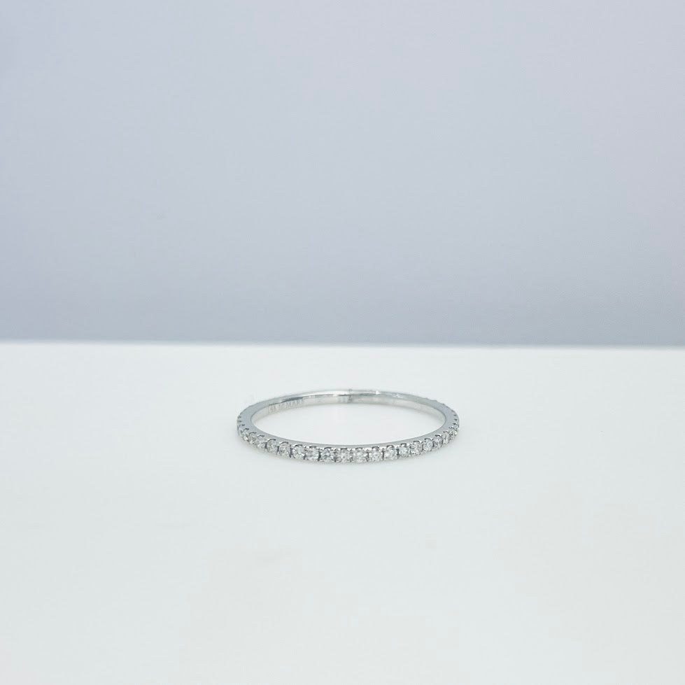 טבעת דקה זהב לבן 14K בשיבוץ יהלומים טבעיים 0.15 קראט צבע F נקיון VS מק"ט 295