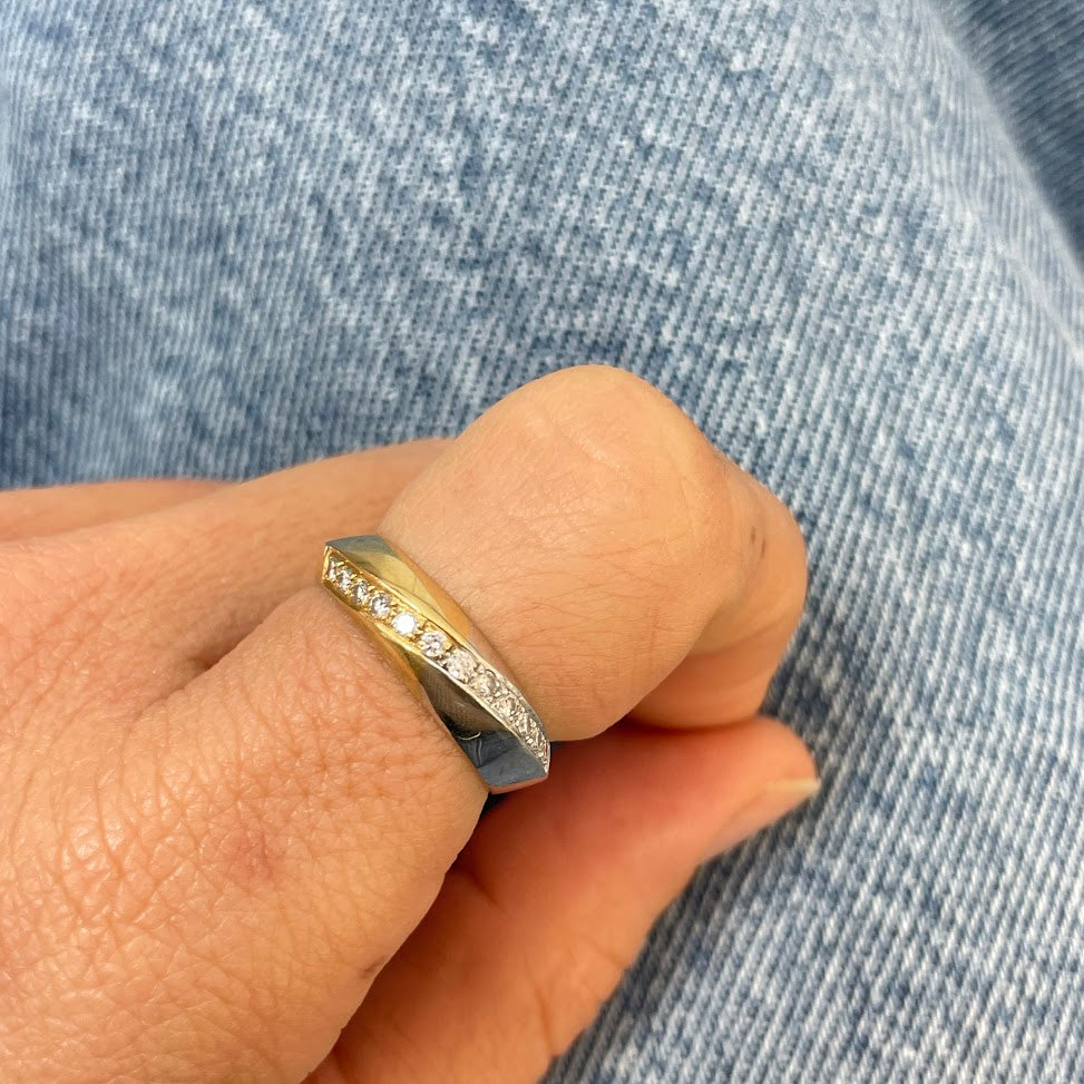 טבעת שילוב זהב צהוב וזהב לבן 18K משובצת יהלומים טבעיים 0.18 קראט צבע F נקיון VS מק"ט 130