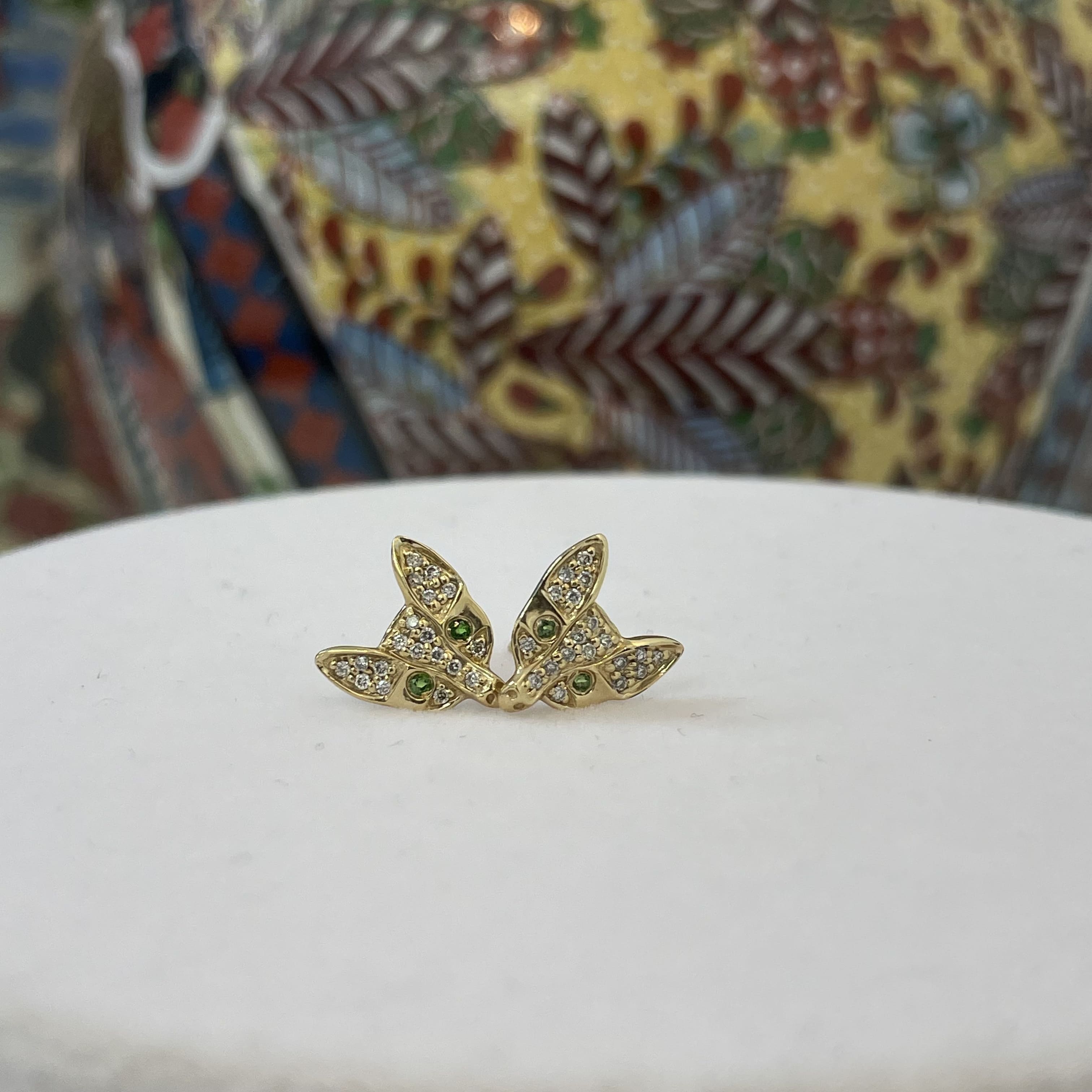 עגילים ״חתול״ משובצים יהלומים ואבני חן טבעיים 0.19 קראט יהלומים צבע F ניקיון VS-SI זהב 14K צהוב (מגיעים עם סוגרים) מק"ט 769