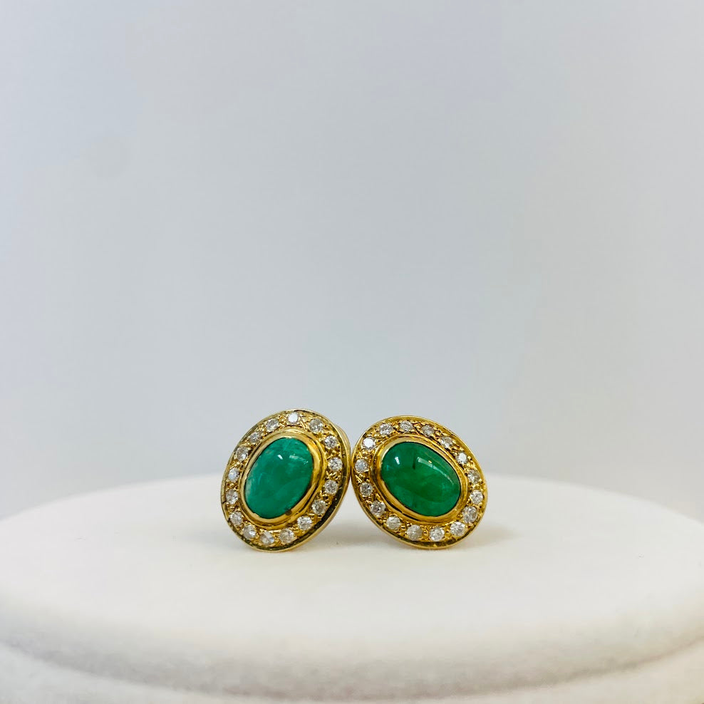 עגילי וינטג' זהב צהוב 14K משובצים יהלומים טבעיים 0.60 קראט צבע F נקיון VS ובמרכז אבן אמרלד 1.5 קראט מק"ט 264