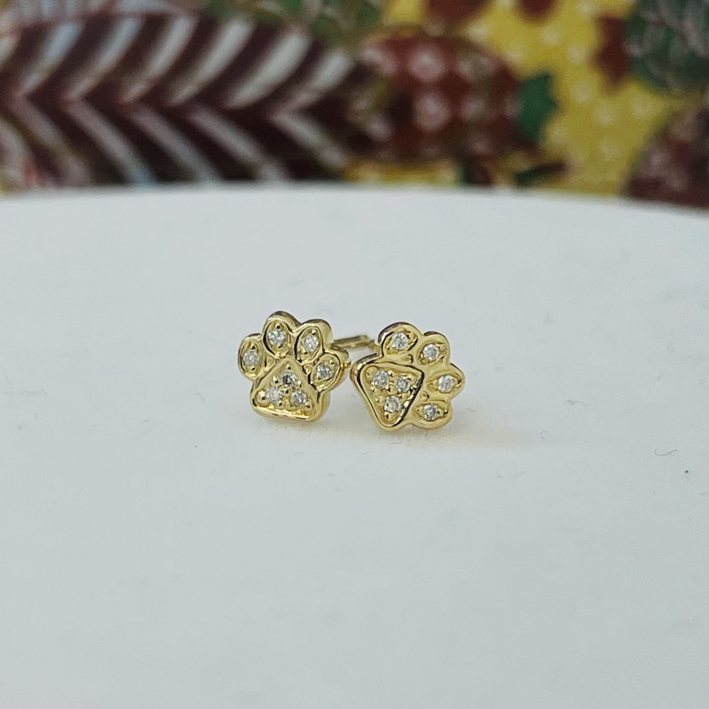 עגילים ״כף אריה״ משובץ יהלומים לבנים טבעיים 0.04 קראט צבע F ניקיון VS-SI זהב 14K צהוב (מגיעים עם סוגרים) מק"ט 741