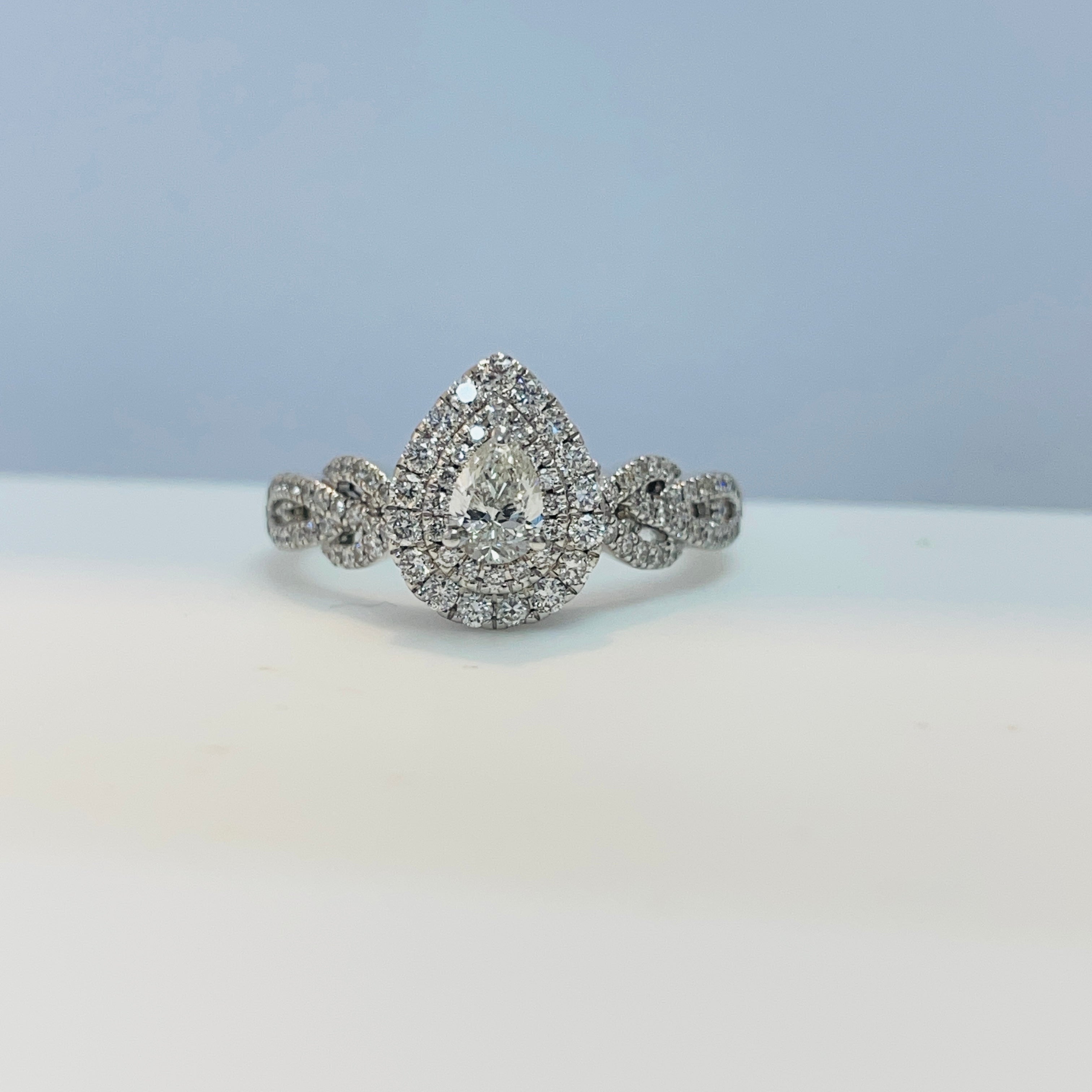 טבעת יהלום טיפה טבעי מרכזי 0.30 קראט בשיבוץ היילו כפול וחישוק יהלומים בעיצוב צמה 0.70 קראט צבע F ניקיון VS זהב 14K לבן מק"ט 538