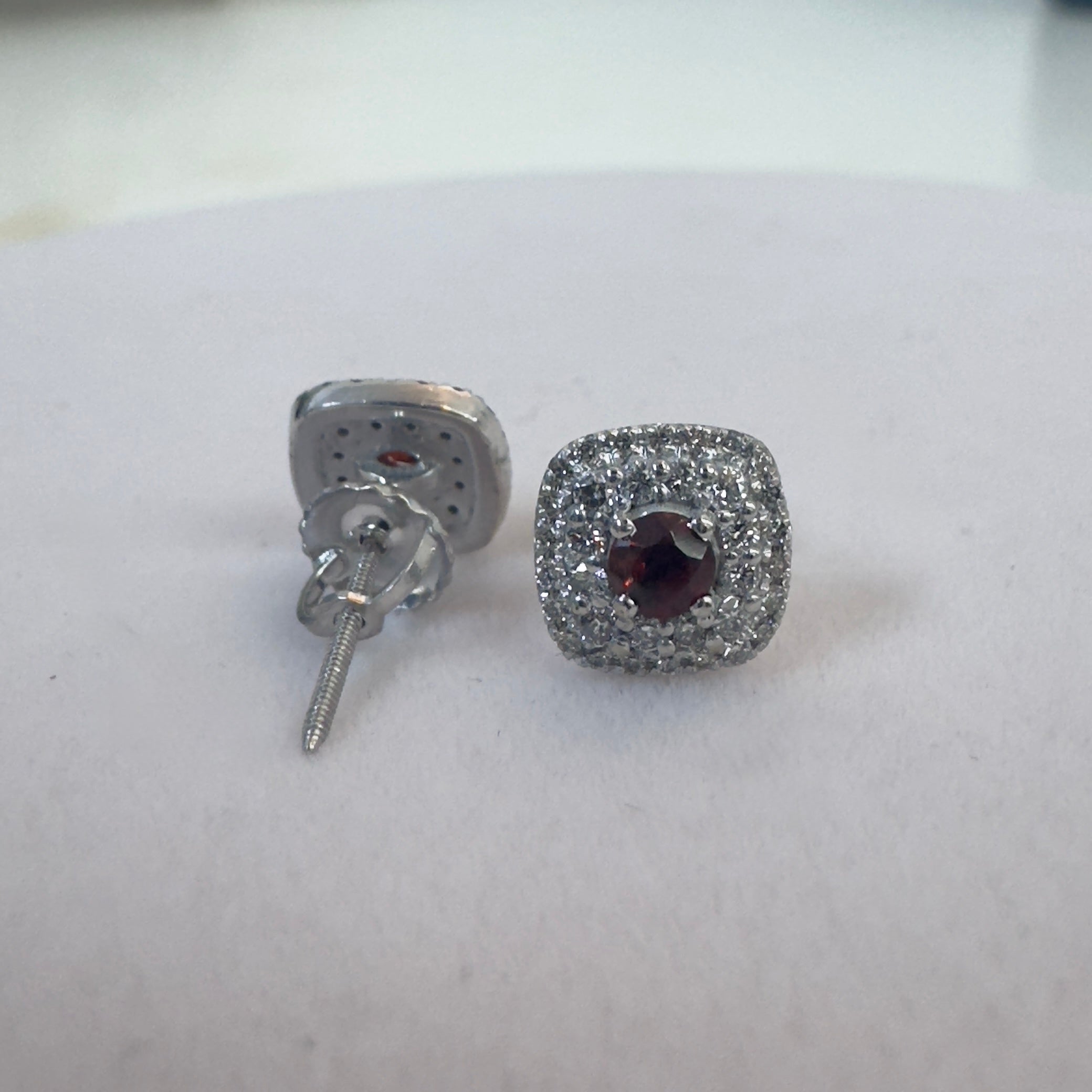 עגילי זהב 18K לבן משובצים 0.50 קראט אבני גרנט מרכזיות טבעיות בשיבוץ היילו כפול יהלומים טבעיים 0.40 קראט צבע F ניקיון VS מק״ט 504