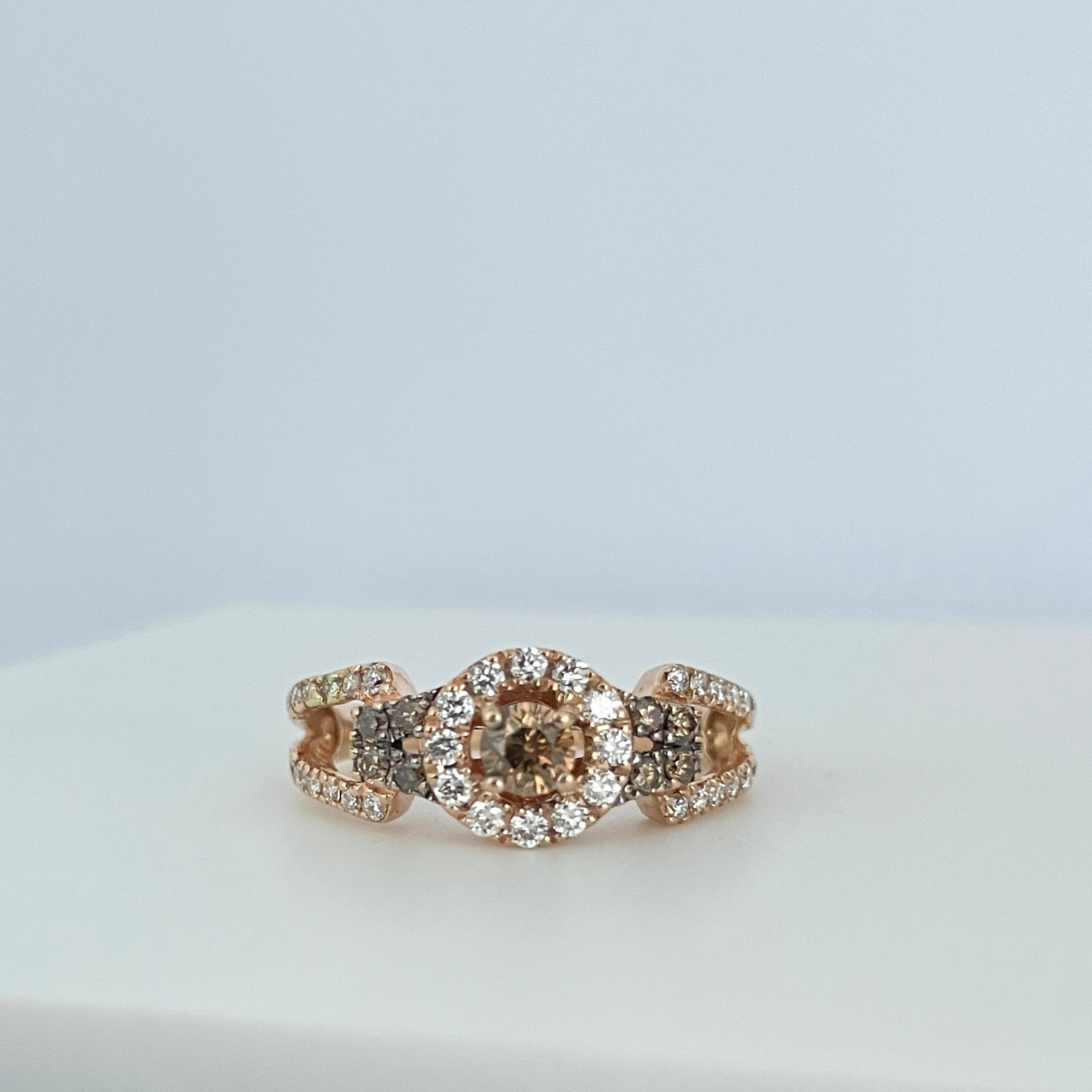 טבעת יהלום חום טבעי בשיבוץ היילו יהלומים חומים ולבנים טבעיים 0.70 קראט צבע F ניקיון VS רוז גולד 14K מק"ט 533