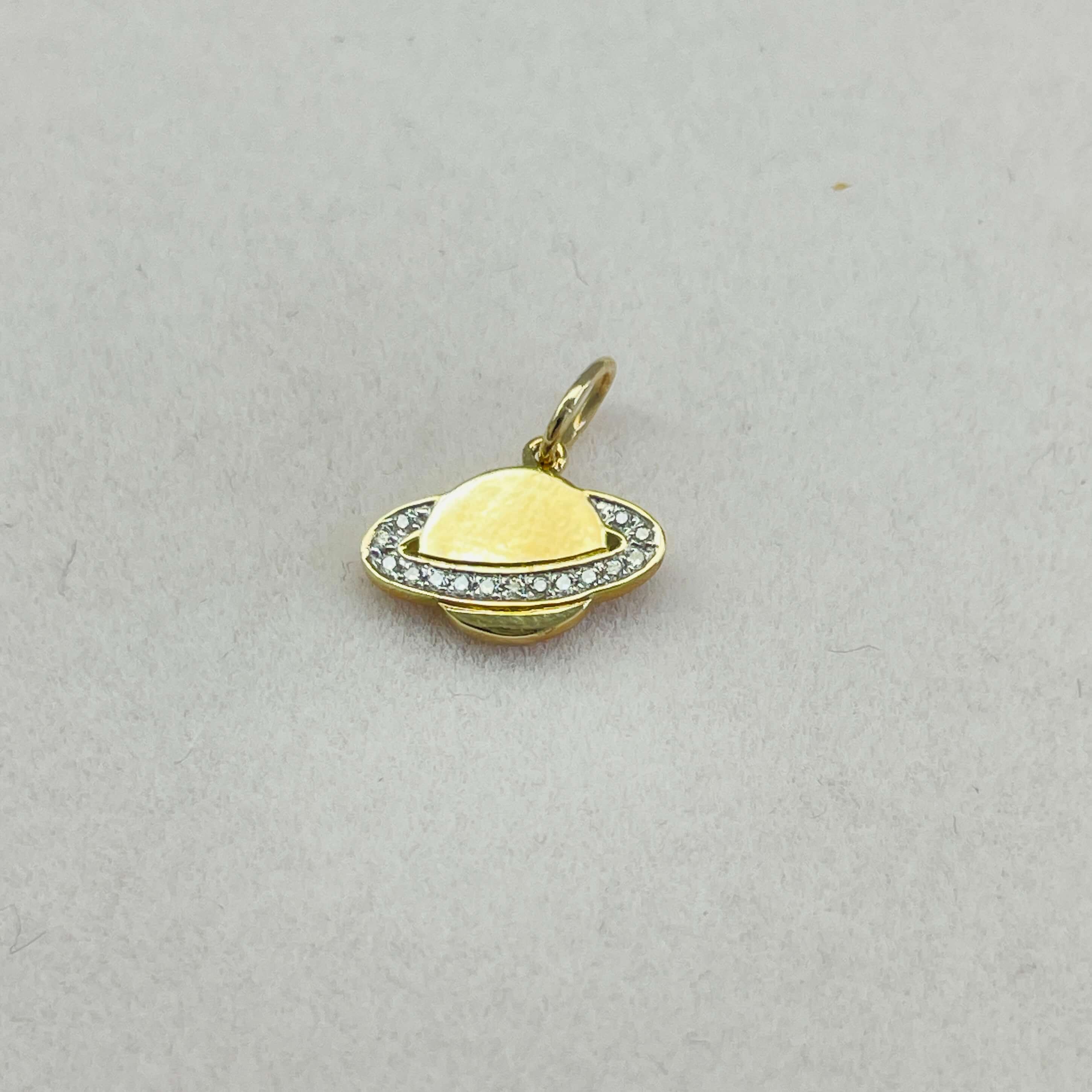 תליון יהלומים טבעיים בצורת כוכב שבתאי 0.03 קראט צבע F ניקיון VS זהב צהוב 14K מק״ט 626