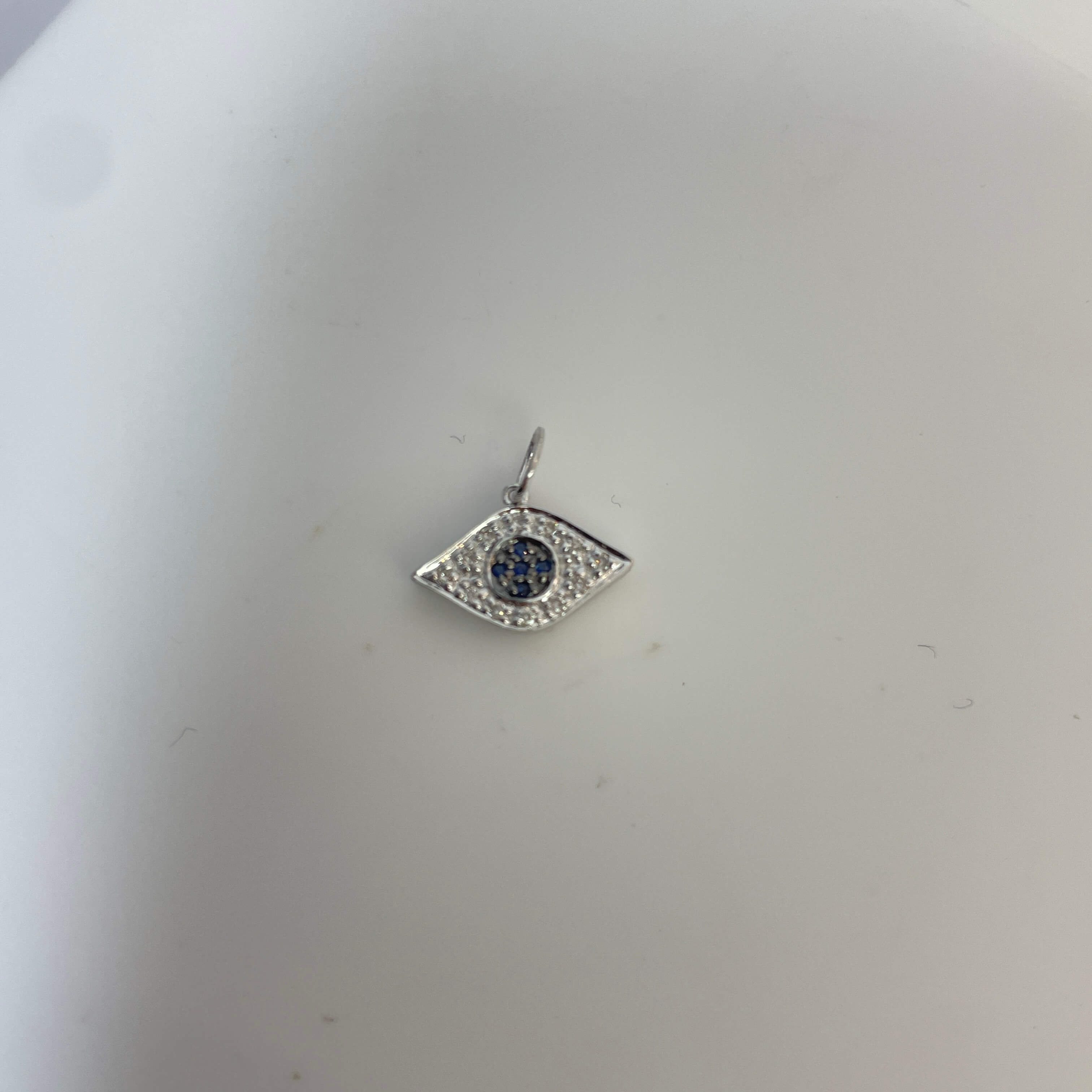 תליון עין יהלומים טבעיים ואבני ספיר 0.12 קראט צבע F ניקיון VS-SI זהב 14K לבן מק״ט 676