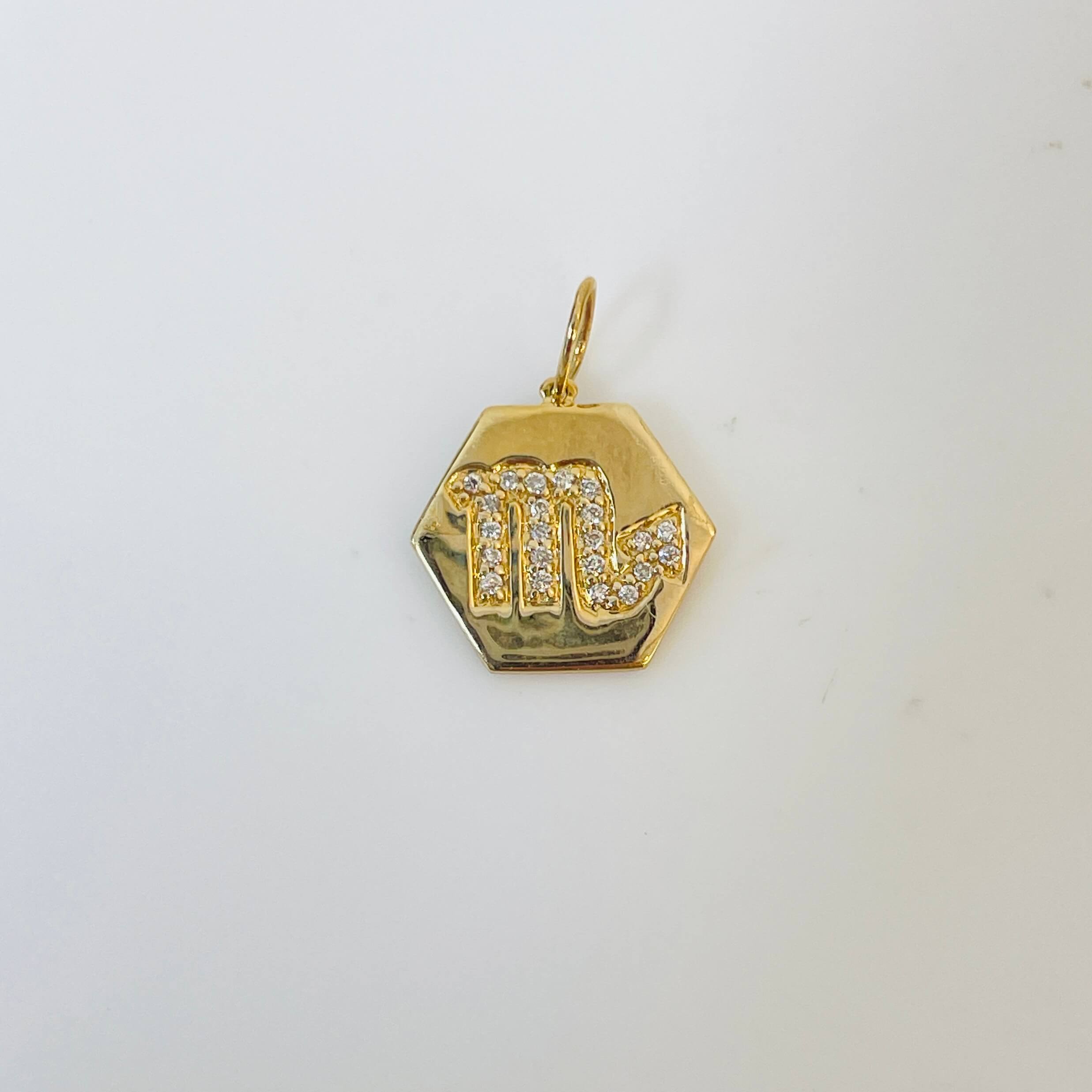 תליון זהב בצורת מחומש עם חריטת M משובץ יהלומים טבעיים 0.07 קראט צבע F ניקיון VS זהב 14K צהוב מק״ט 667