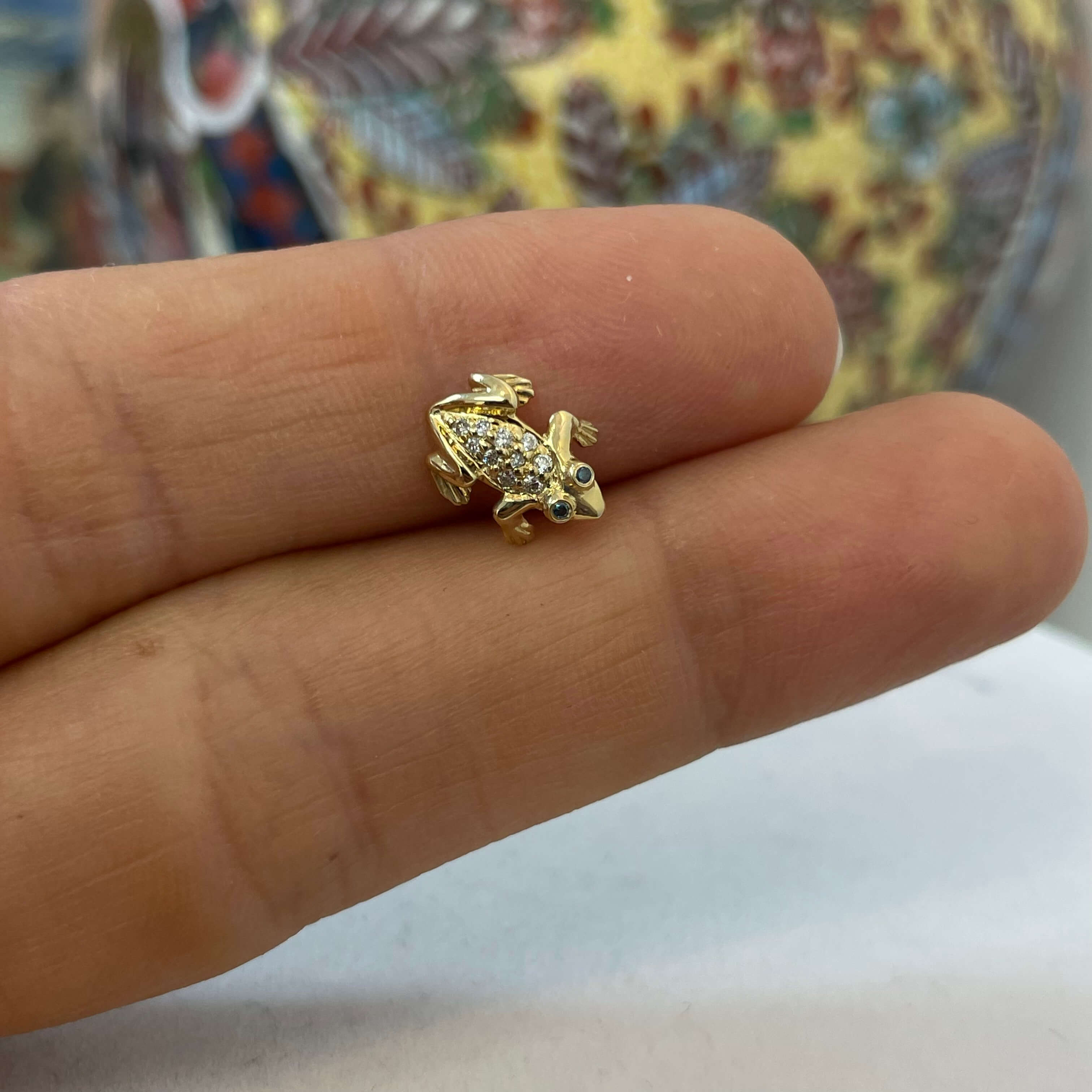 עגיל בודד בצורת צפרדע משובץ יהלומים ואבני חן טבעיים 0.05 קראט 14K צהוב (מגיע עם סוגר) מק"ט 736