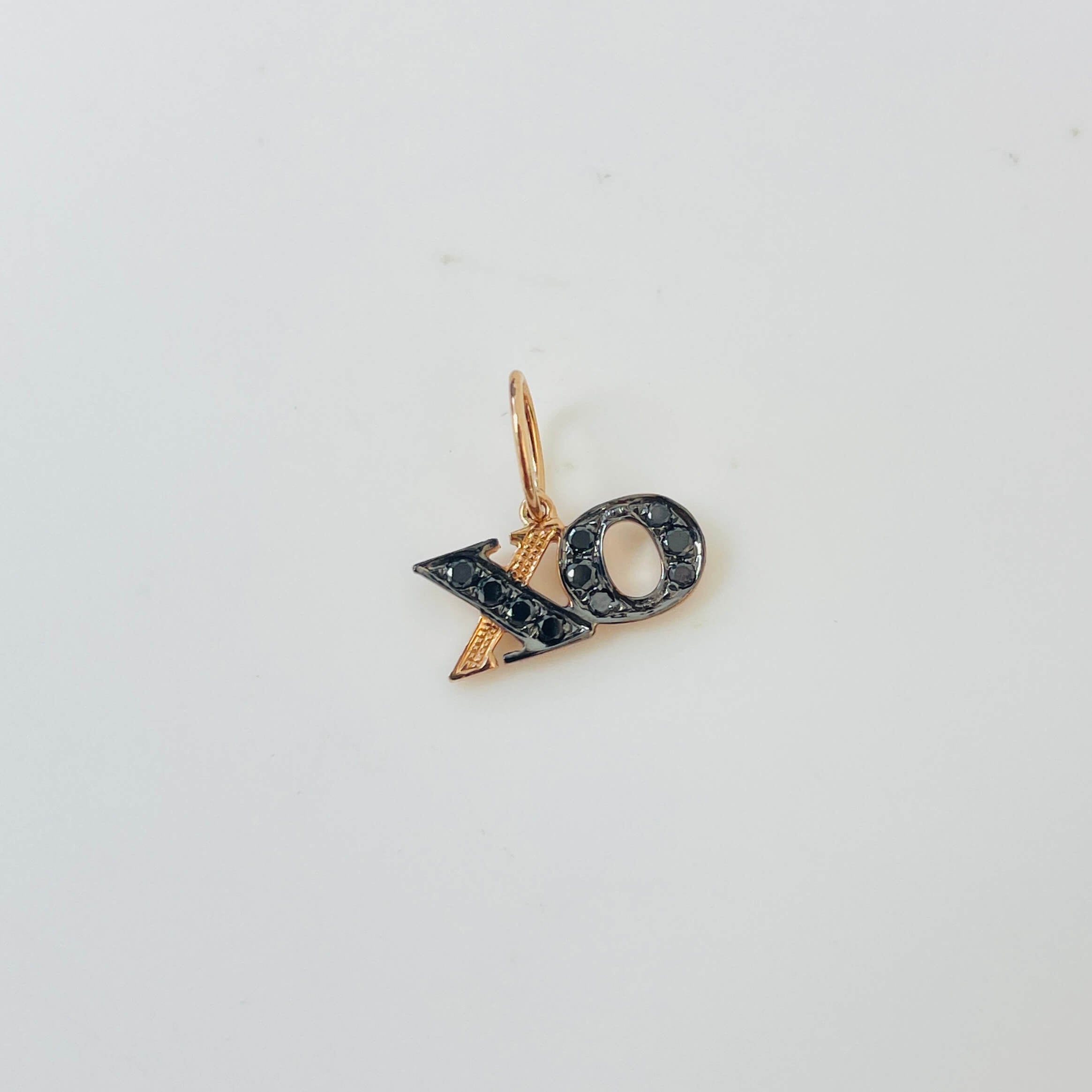 תליון "XO" יהלומים שחורים טבעיים 0.10 קראט זהב 14K רוז גולד מק״ט 663