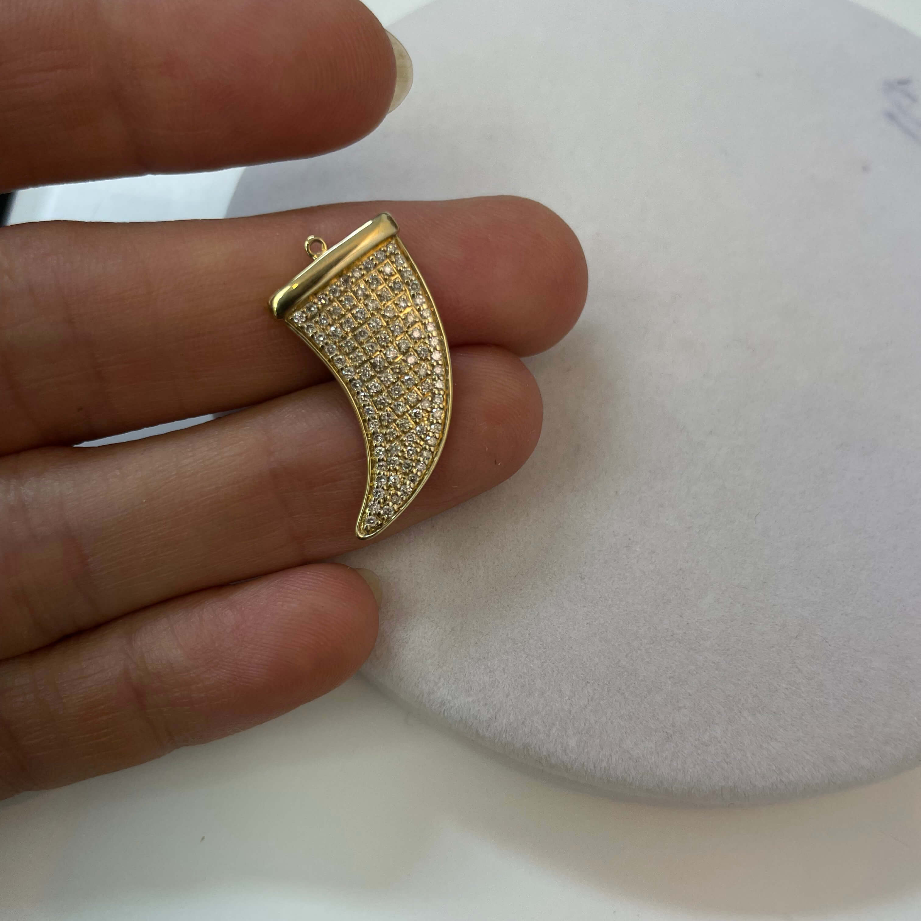 תליון יהלומים טבעיים בצורת שן כריש 0.40 קראט צבע F ניקיון VS-SI זהב 14K צהוב מק״ט 719