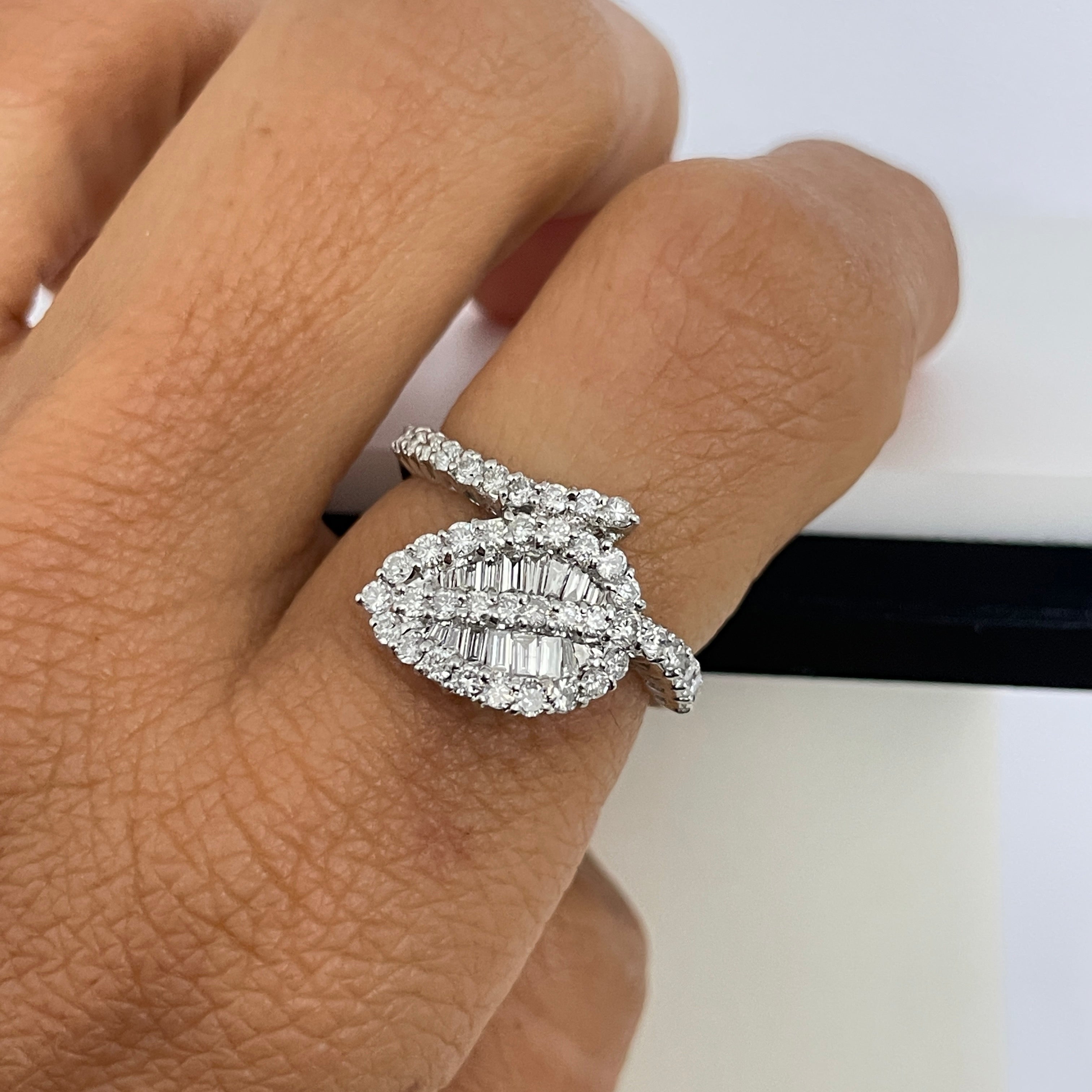 טבעת צורת עלה יהלומי בגטים ועגולים טבעיים 1.02 קראט צבע F ניקיון VS זהב 14K לבן מק"ט 545