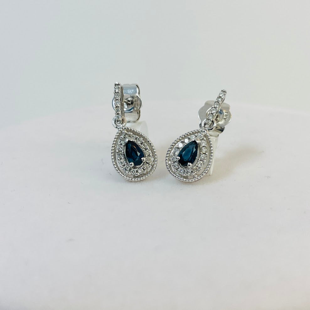 עגילים תלוים זהב לבן 14K משובצים 0.18 קראט יהלומים טבעיים צבע F נקיון VS ובמרכז 0.49 אבן חן ספיר מק"ט 9