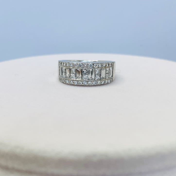 טבעת יהלומי בגטים פרינסס ועגולים טבעיים 1.70 קראט צבע E-F ניקיון VVS-VS זהב לבן 18K מק"ט 593