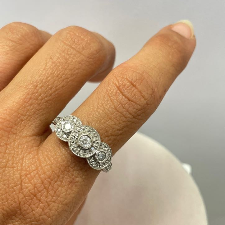 טבעת יהלומים טבעיים מתלכדים לשלושה עיגולים גדולים 0.75 קראט צבע F ניקיון SI זהב 14K לבן מק״ט 567