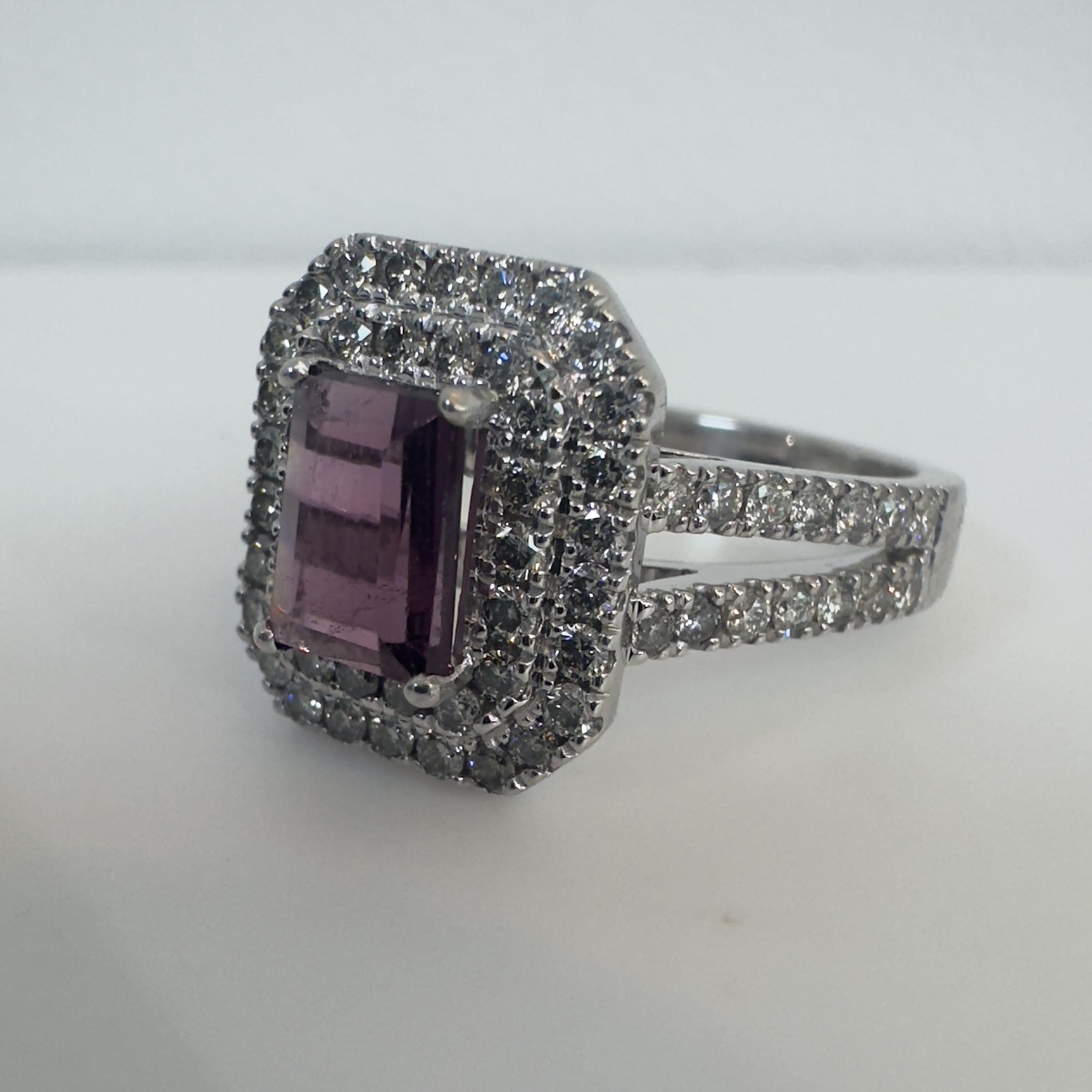 טבעת זהב לבן 18K משובצת אבן רובילייט טבעית מרכזית 1.00 קראט בשיבוץ יהלומים היילו כפול ושתי שורות יהלומים 0.80 קראט צבע F ניקיון VS מק״ט 766