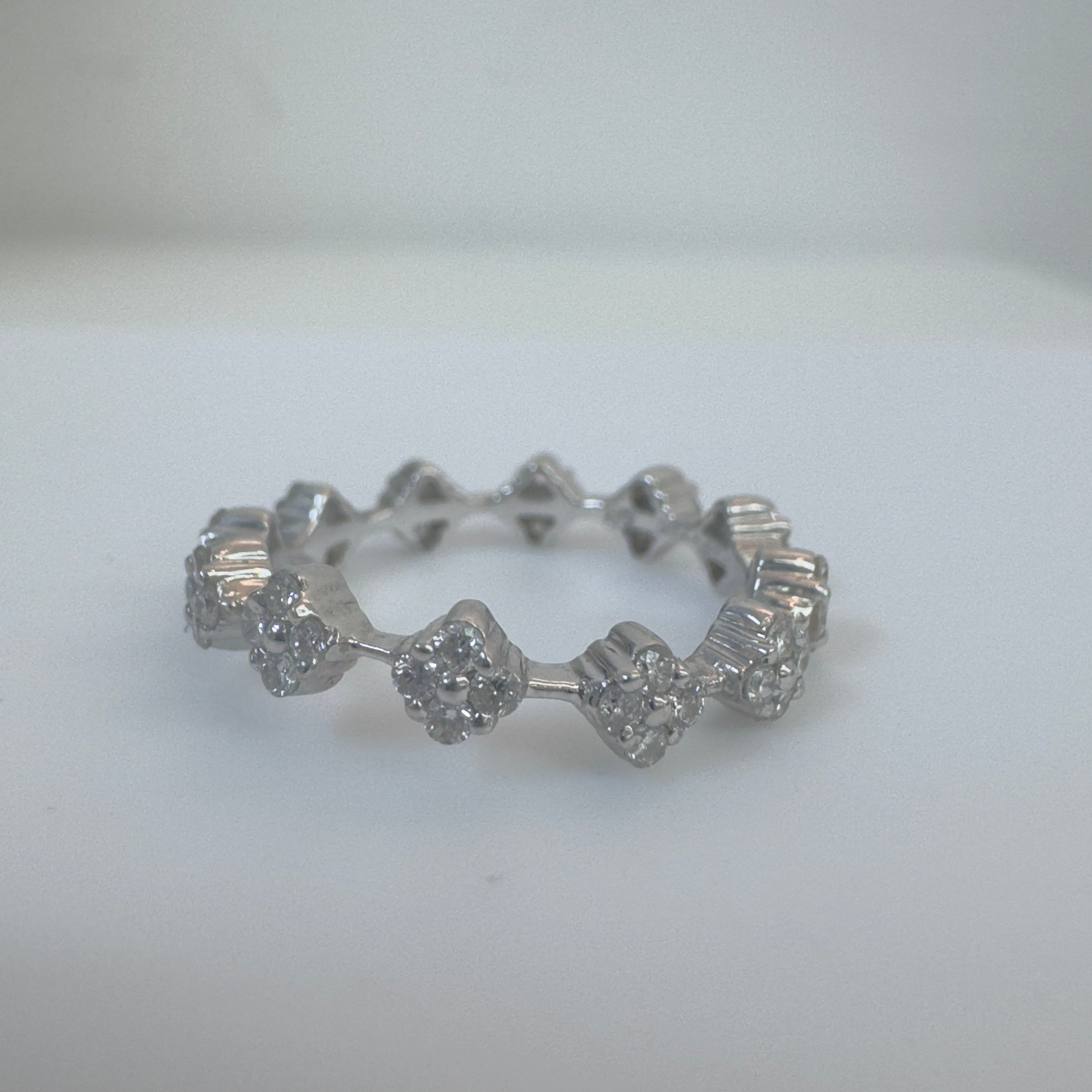 טבעת איטרניטי יהלומים שיבוץ בעיצוב פרחים 0.70 קראט יהלומים טבעיים צבע F ניקיון VS זהב 18K לבן מק"ט 431