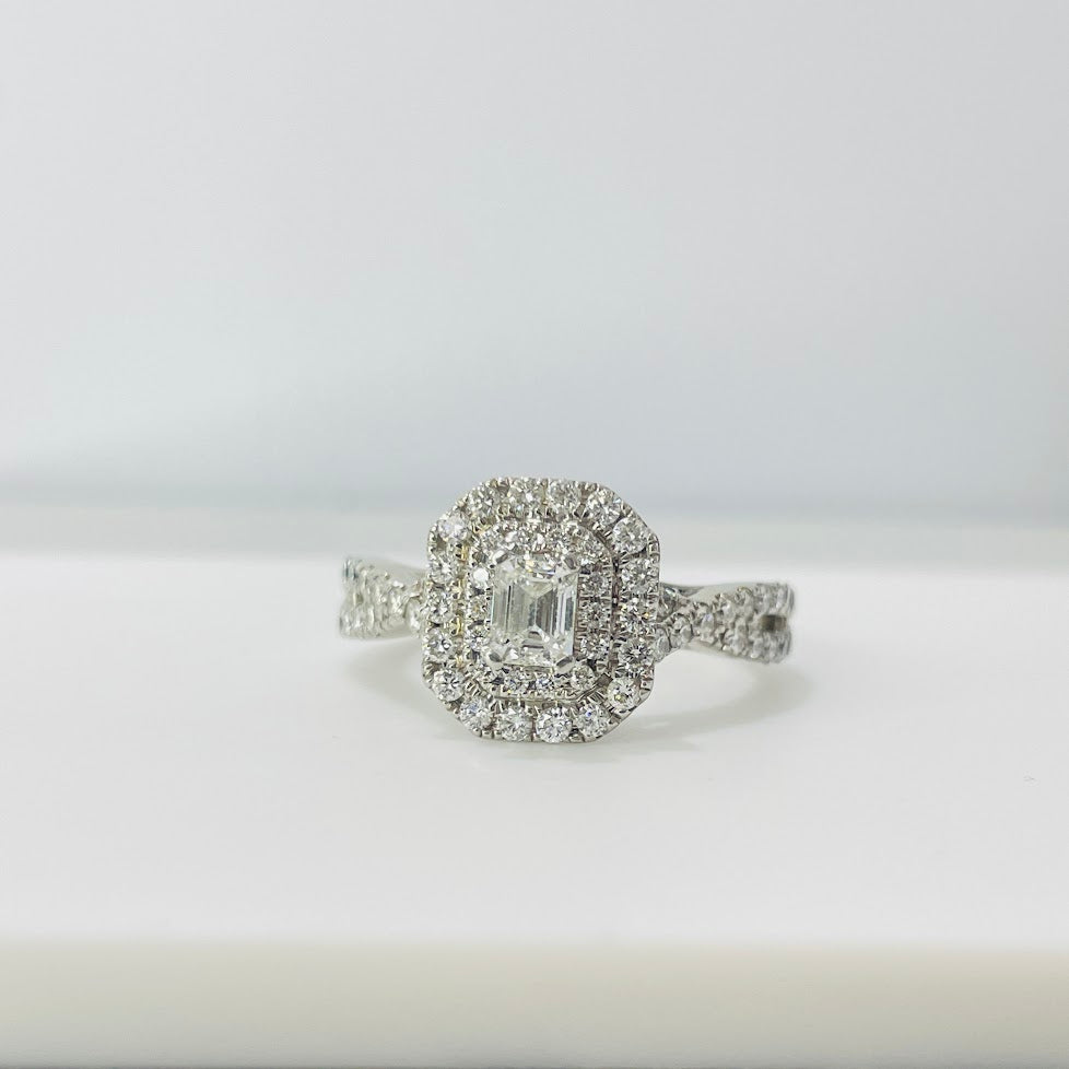 טבעת זהב לבן 14K משובצת יהלומים טבעיים 1.00 קראט צבע F נקיון VS ואבן מרכזית 0.25 אמרלד צבע F נקיון VS מק"ט 444