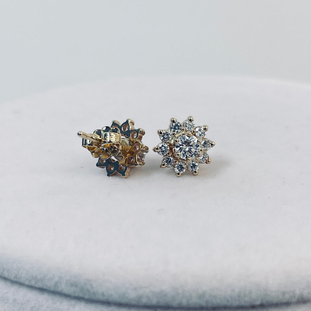 עגילי פרח זהב צהוב 14K משובצים 0.80 קראט יהלומים טבעיים צבע F נקיון VS מק"ט 451