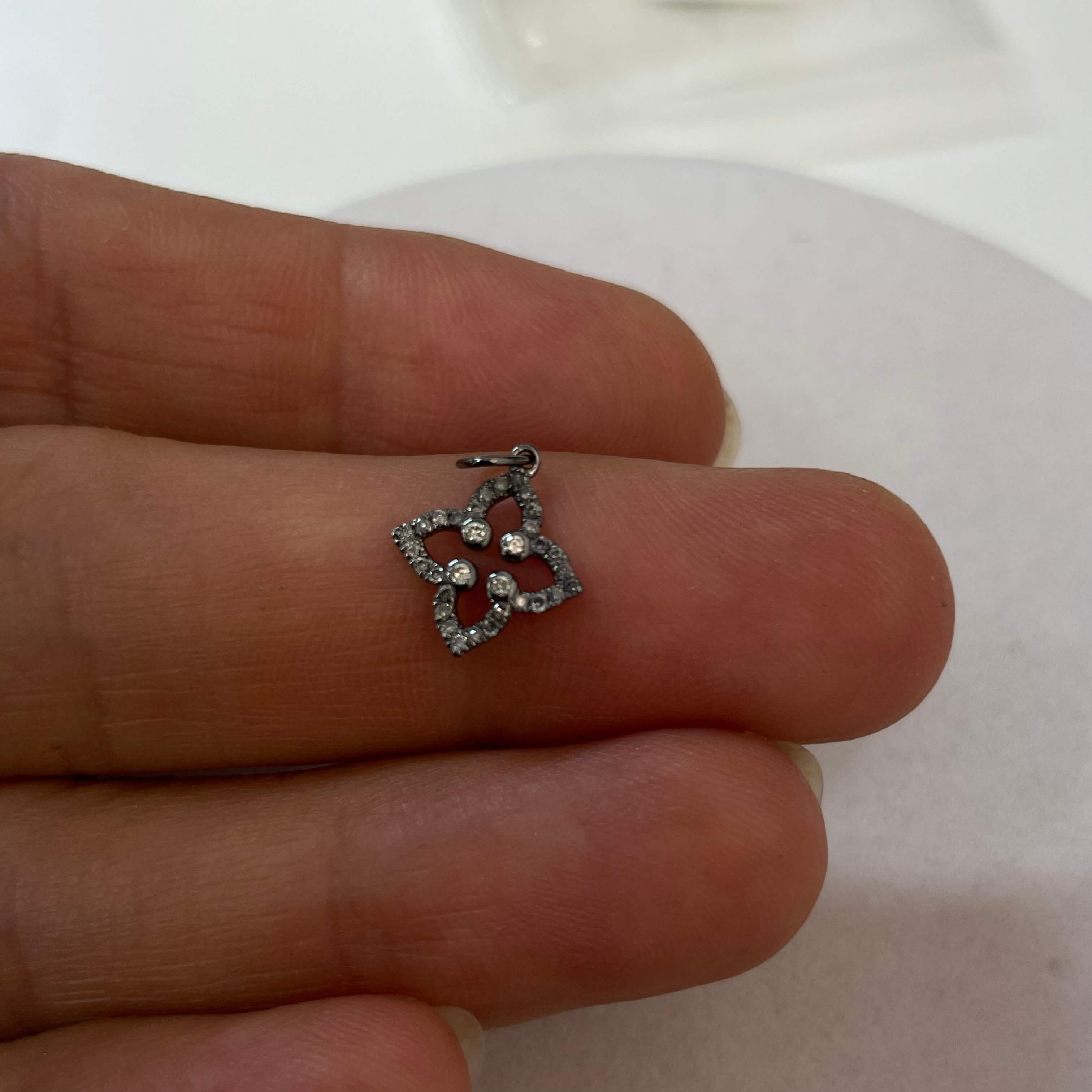 תליון יהלומים טבעיים בצורת פרח 0.11 קראט צבע F ניקיון VS-SI זהב 14K ברודיום שחור מק״ט 706