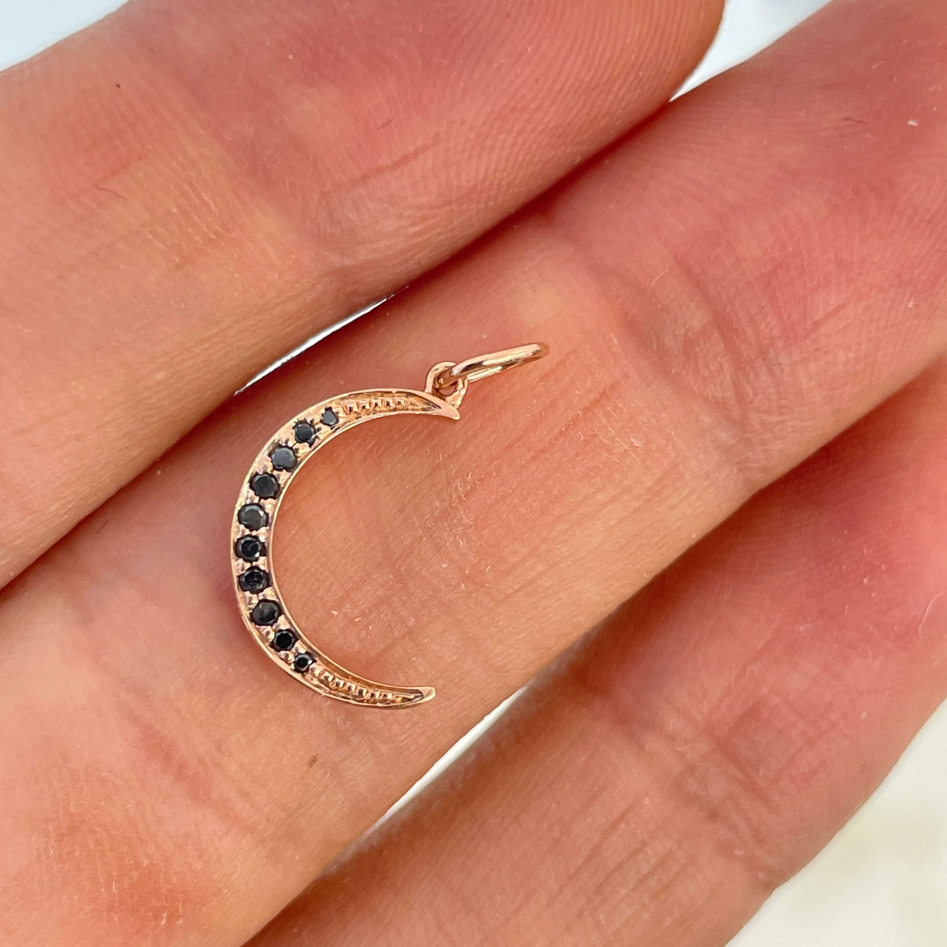 תליון יהלומים שחורים בצורת ירח סהר 0.06 קראט זהב 14K רוז גולד מק״ט 658
