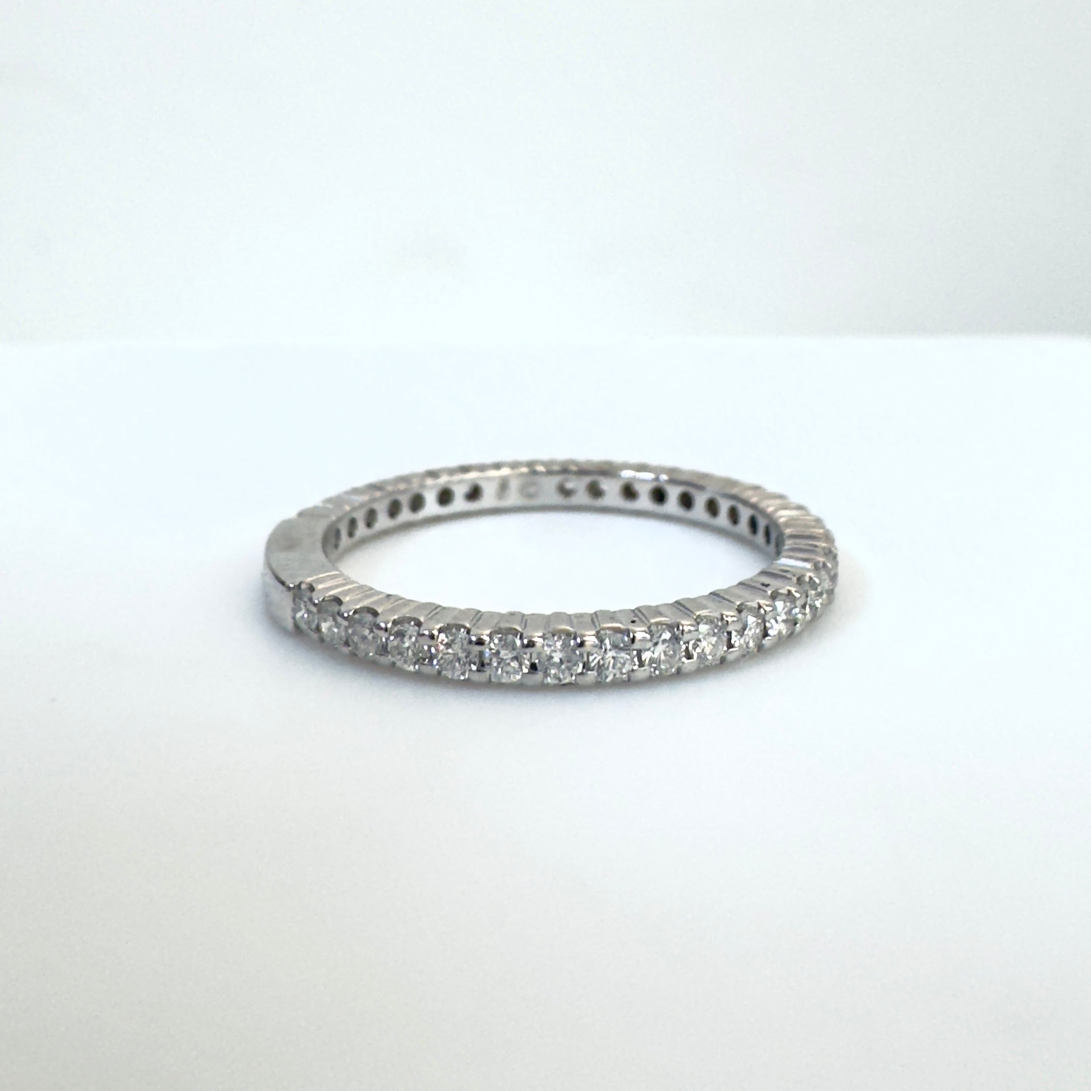 טבעת פס יהלומים טבעיים 0.60 קראט צבע F ניקיון VS זהב 14K לבן מק״ט 252