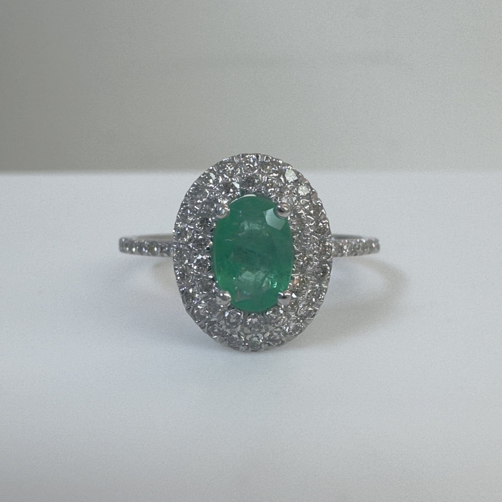 טבעת אמרלד טבעית 0.48 קראט עם שיבוץ יהלומים היילו כפול ושיבוץ יהלומים חצי שורה יהלומים טבעיים 0.30 קראט צבע F ניקיון VS זהב 14K לבן מק״ט 2050