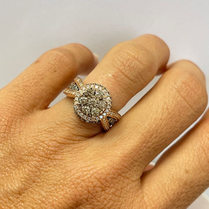 טבעת פרח היילו 1.10 קראט יהלומים חומים ולבנים טבעיים צבע F ניקיון VS זהב 14K רוז גולד מק״ט 555