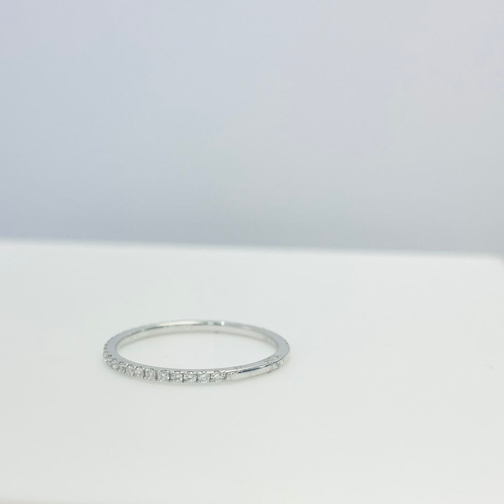 טבעת דקה זהב לבן 14K בשיבוץ יהלומים טבעיים 0.15 קראט צבע F נקיון VS מק"ט 295