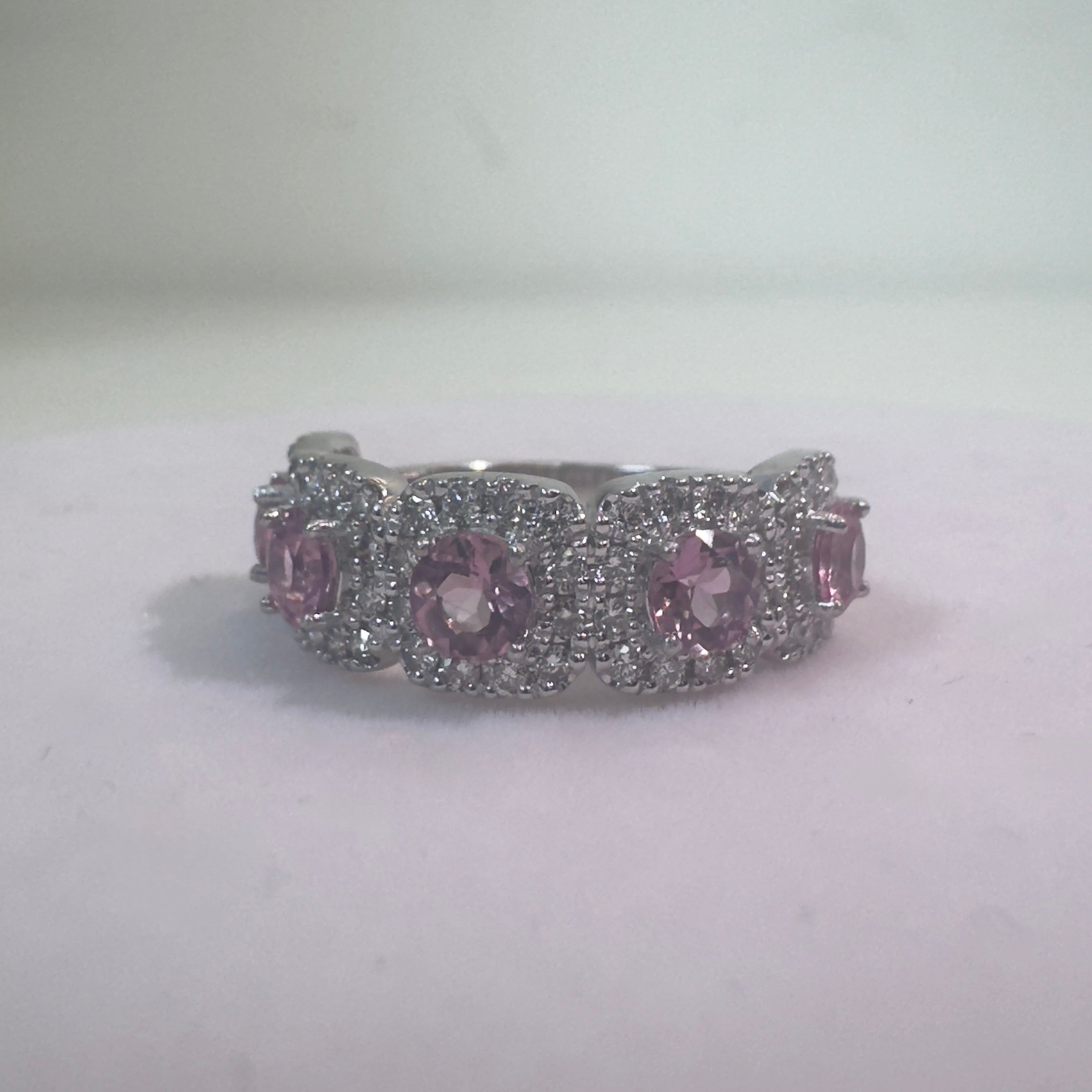 טבעת זהב 18K לבן משובצת 5 אבני טורמלין ורודות טבעיות 1.00 קראט ושיבוץ מסביב יהלומים טבעיים 0.70 קראט צבע F ניקיון VS מק״ט 789