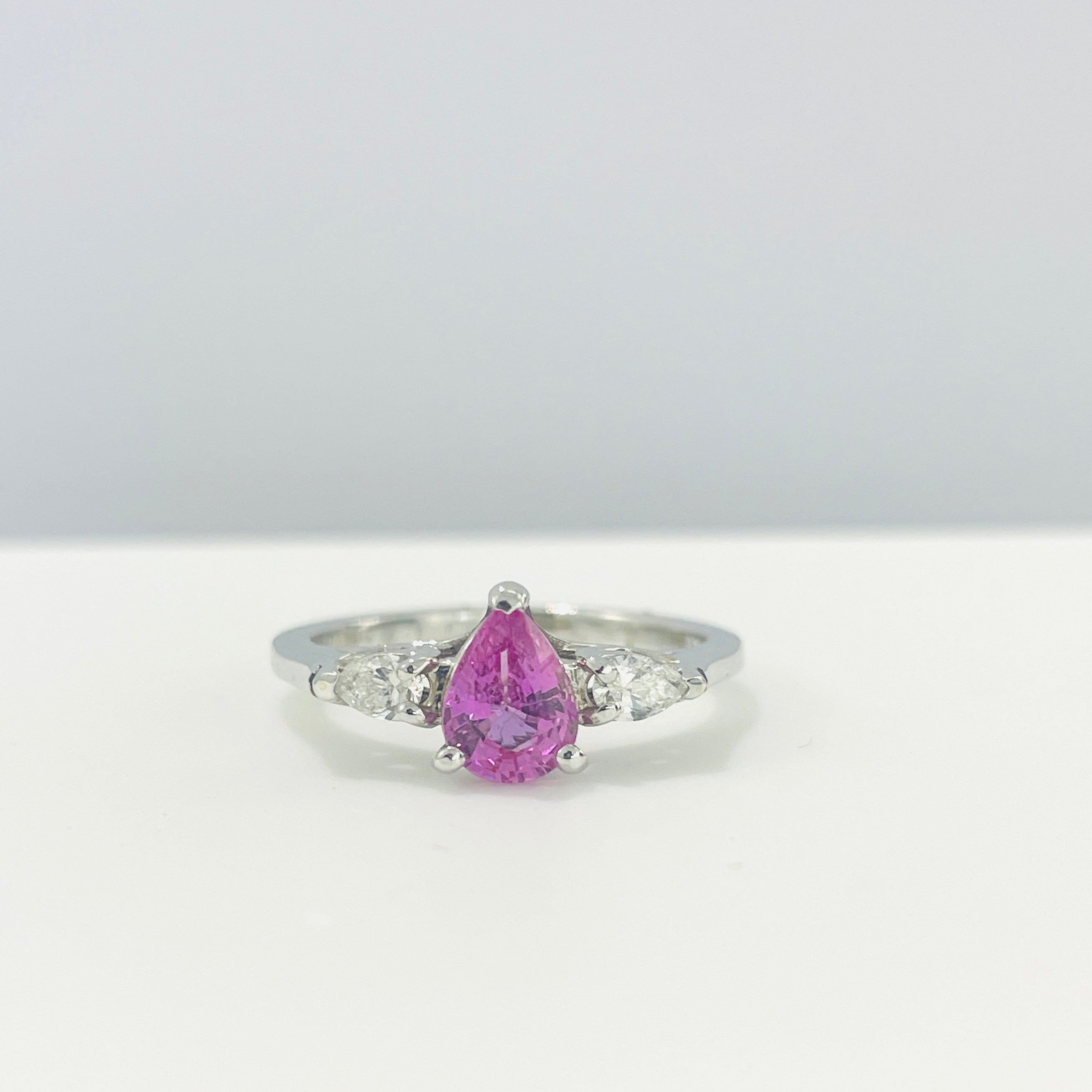 טבעת אבן ספיר ורודה טיפה 0.85 קראט ושתי טיפות יהלומים טבעיים 0.21 קראט צבע F ניקיון VS זהב 14K לבן