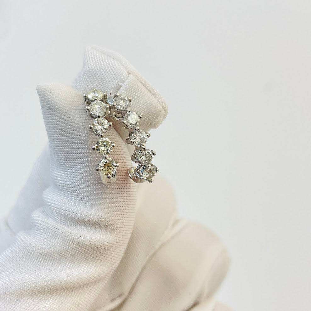 עגילי חצי חישוק זהב לבן 18K משובצים 1.15 קראט יהלומים טבעיים צבע F נקיון VS מק"ט 472