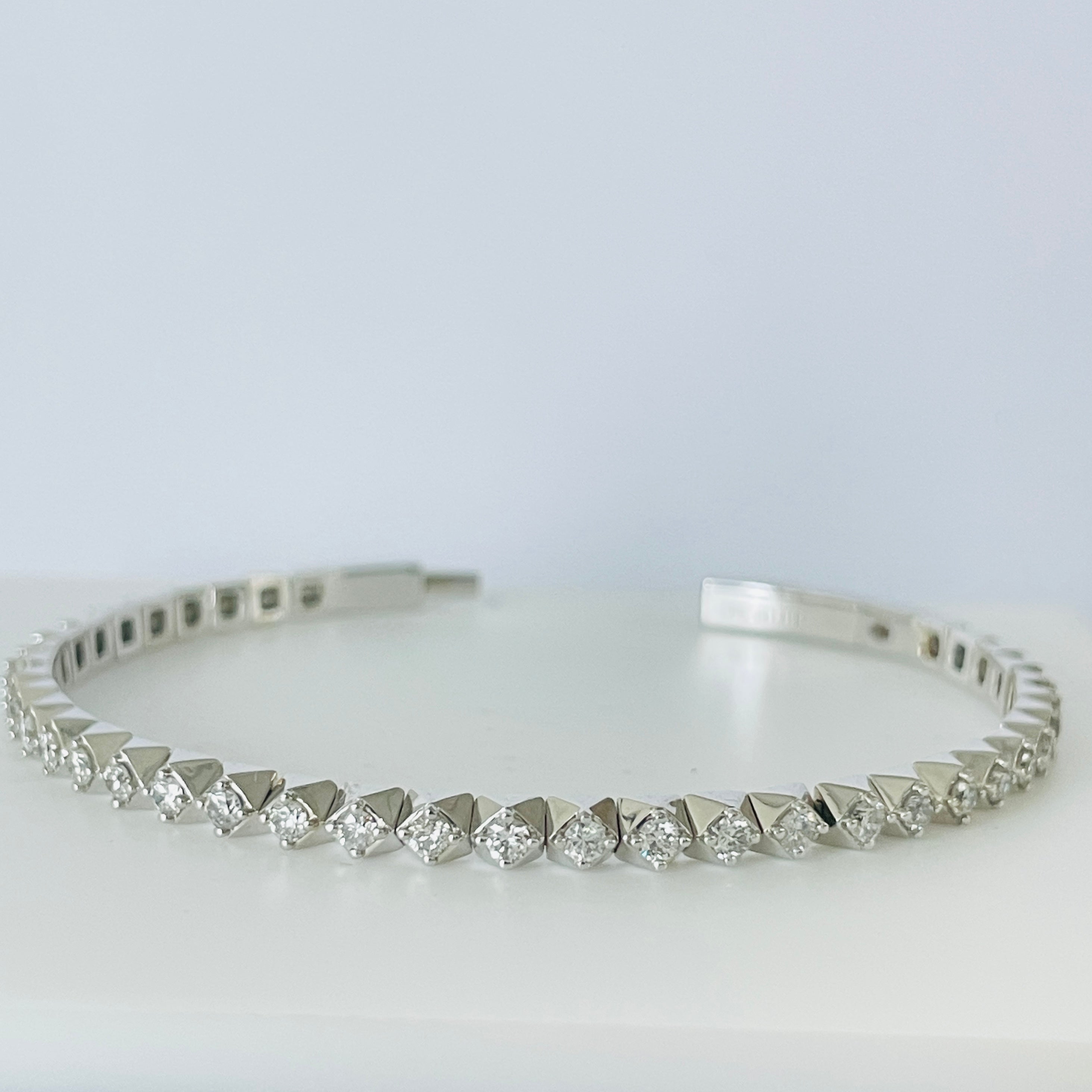 צמיד קשיח יהלומים טבעיים 1.80 קראט צבע F ניקיון VS זהב 14K לבן מק"ט 563