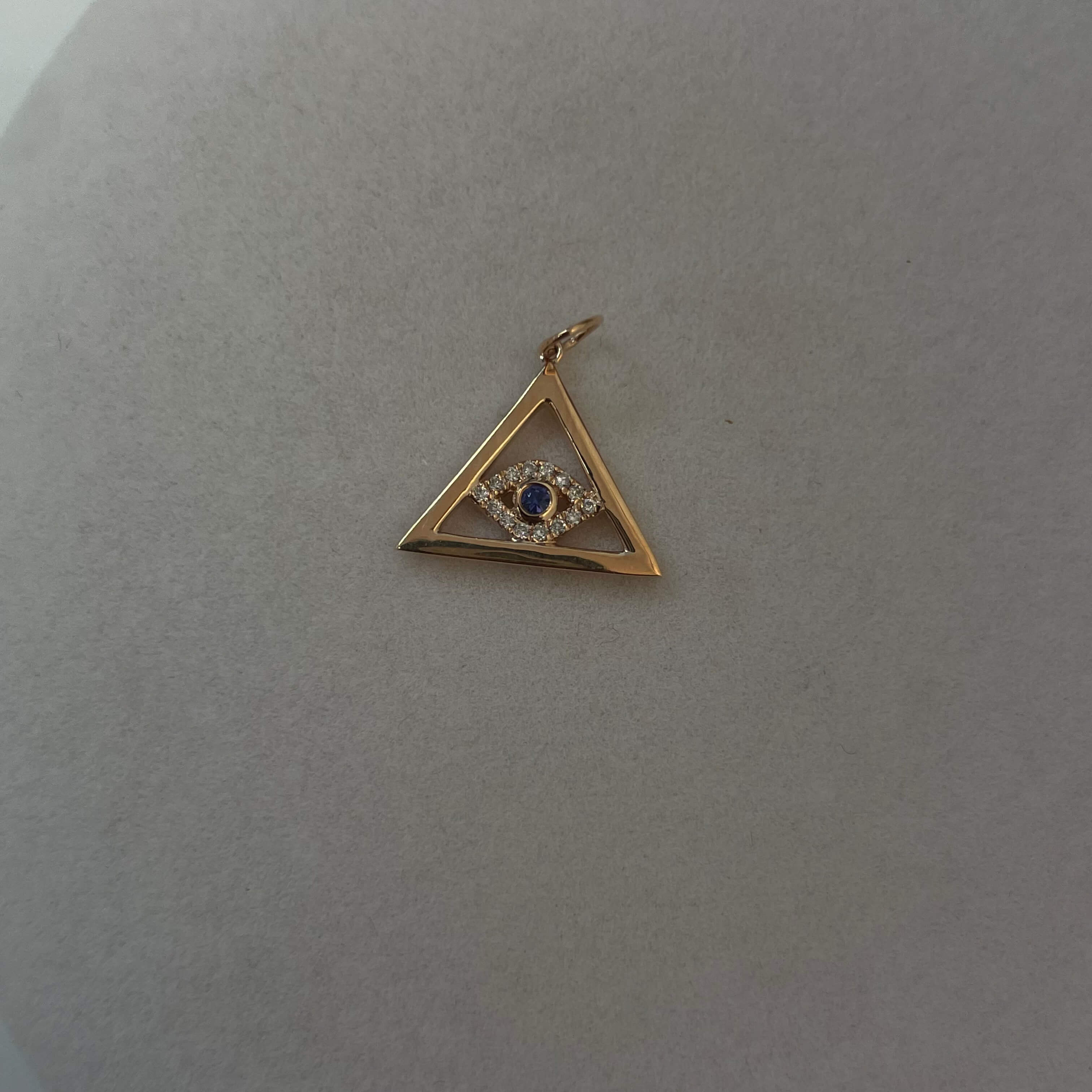 תליון משולש עם עין מרחפת יהלומים צבע F ניקיון VS-SI ואבני חן 0.06 קראט זהב 14K רוז גולד מק״ט 705