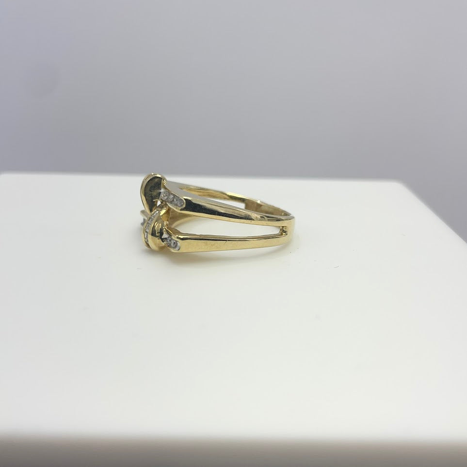 טבעת זהב צהוב 14K משובצת יהלומים טבעיים בגטים ועגולות 0.25 קראט צבע F נקיון VS מק"ט 105