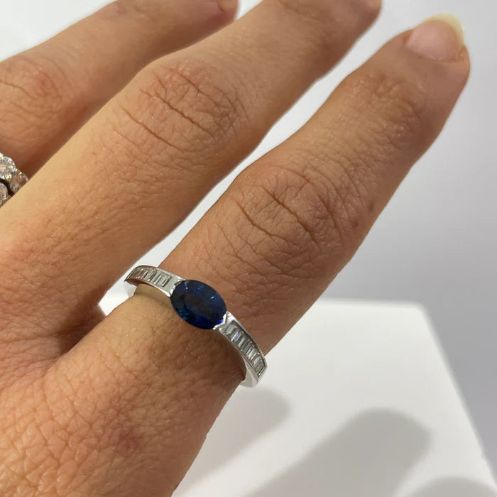 טבעת זהב לבן 18K משובצת ספיר כחולה מרכזית 1 קראט ויהלומים טבעיים 0.35 קראט נקיון VS צבע F מק"ט 140