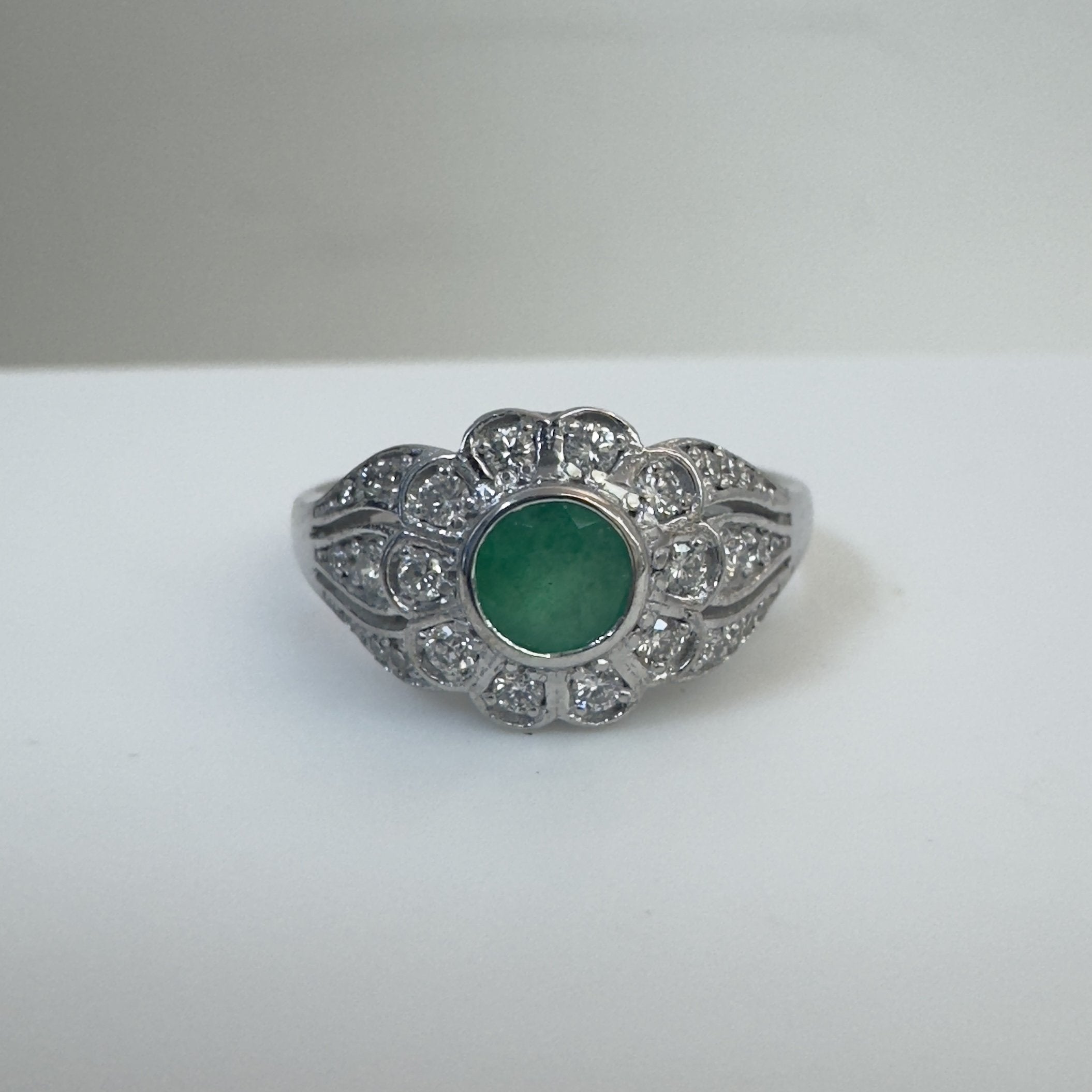 טבעת בסגנון וינטג׳ בעיצוב פרח משובצת אמרלד טבעית 0.50 קראט ויהלומים טבעיים 0.40 קראט צבע F ניקיון VS זהב 14K לבן מרכזית מק״ט 2051