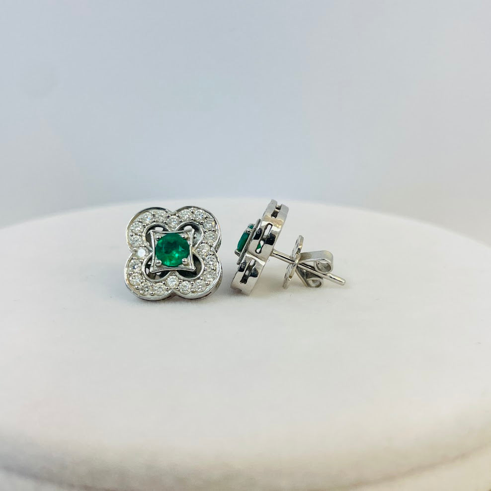 עגילי זהב לבן 18K משובצים 0.70 קראט יהלומים טבעיים צבע F נקיון VS ואבן מרכזית אמרלד 0.80 קראט מק"ט 217