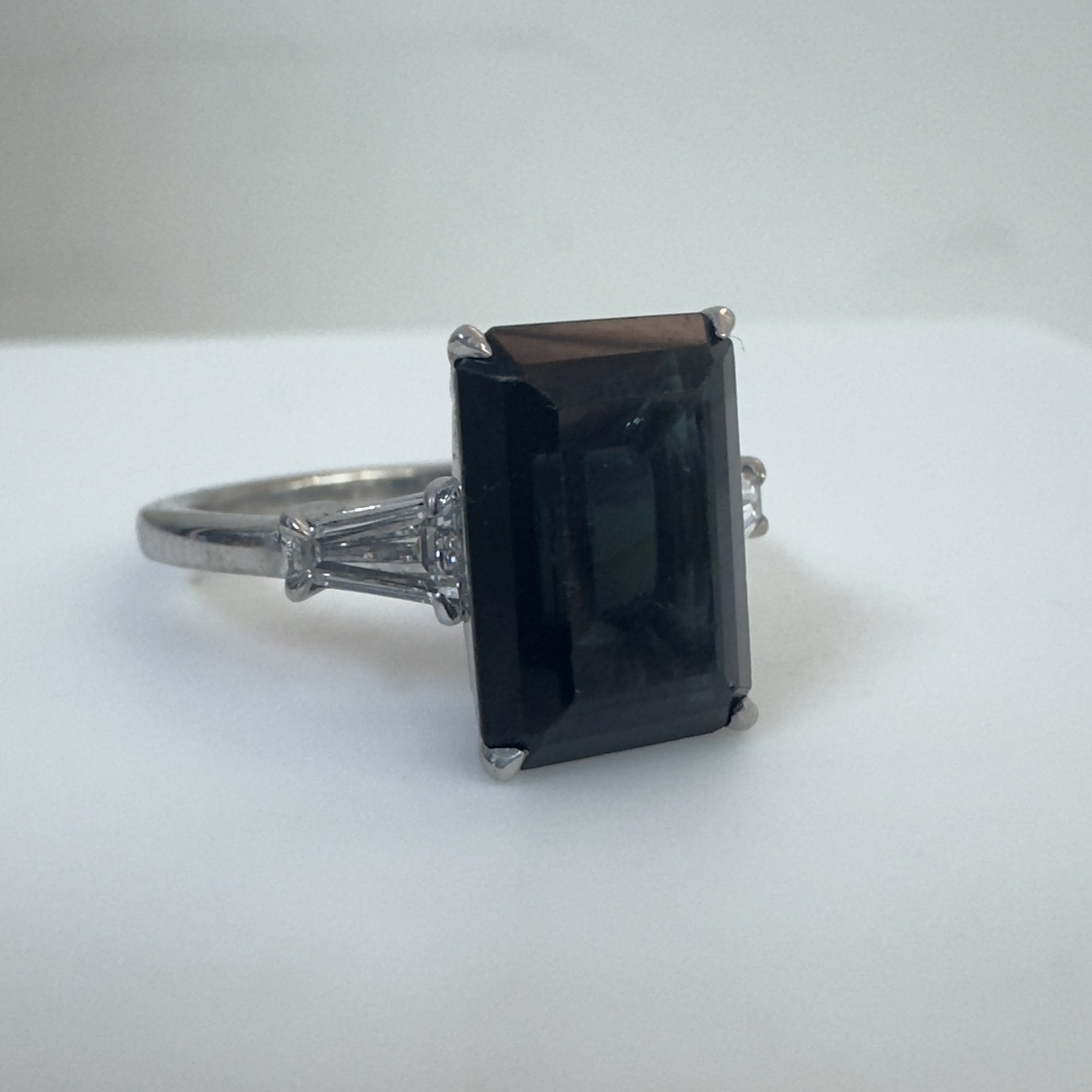 טבעת משובצת אבן אוניקס טבעית מרכזית 4.87 קראט וזוג יהלומי טייפרים טבעיים 0.48 קראט צבע F ניקיון VS טבעת פלטינה מק״ט 749