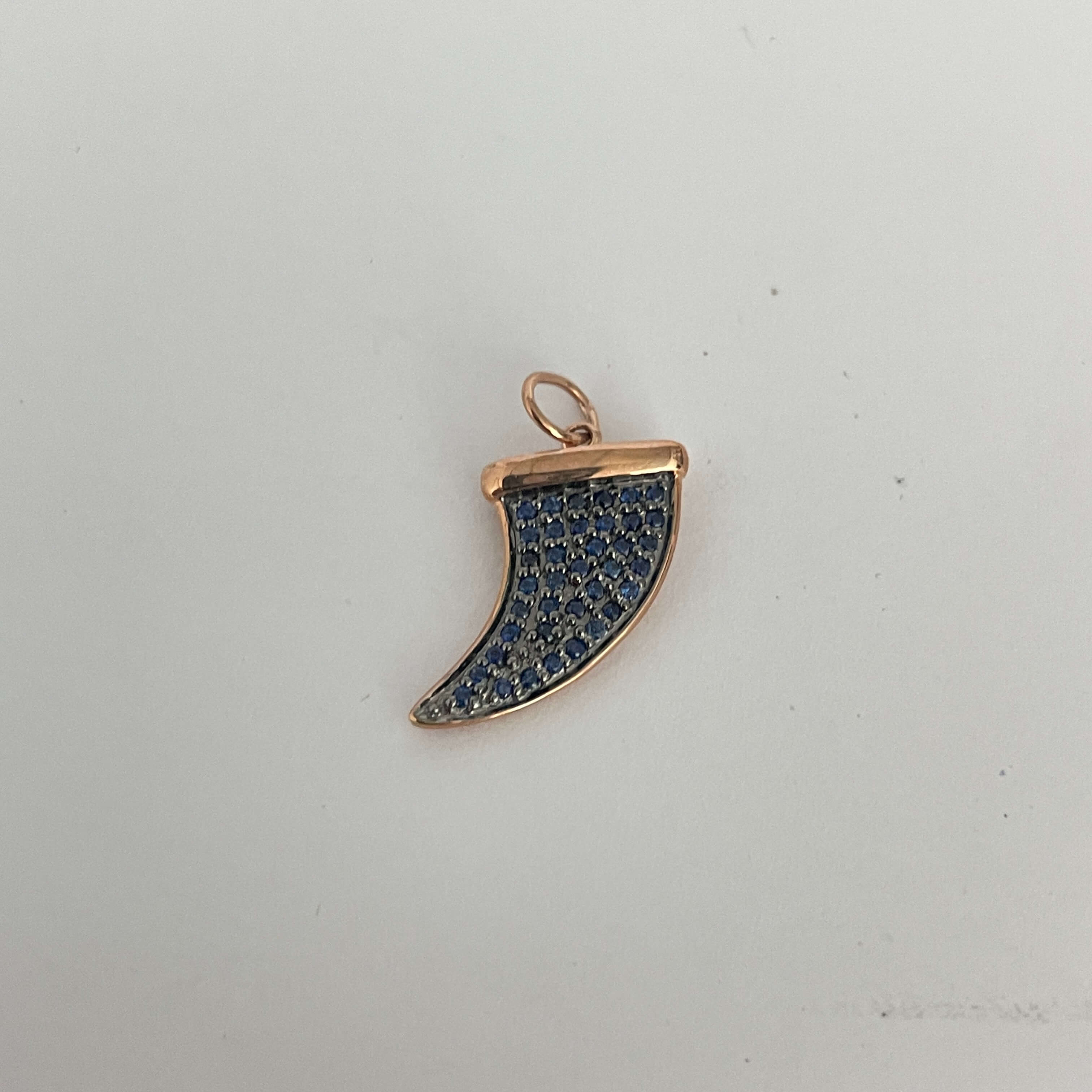 תליון ספירים כחולות טבעיות בצורת שן כריש 0.17 קראט זהב 14K רוז גולד מק״ט 637