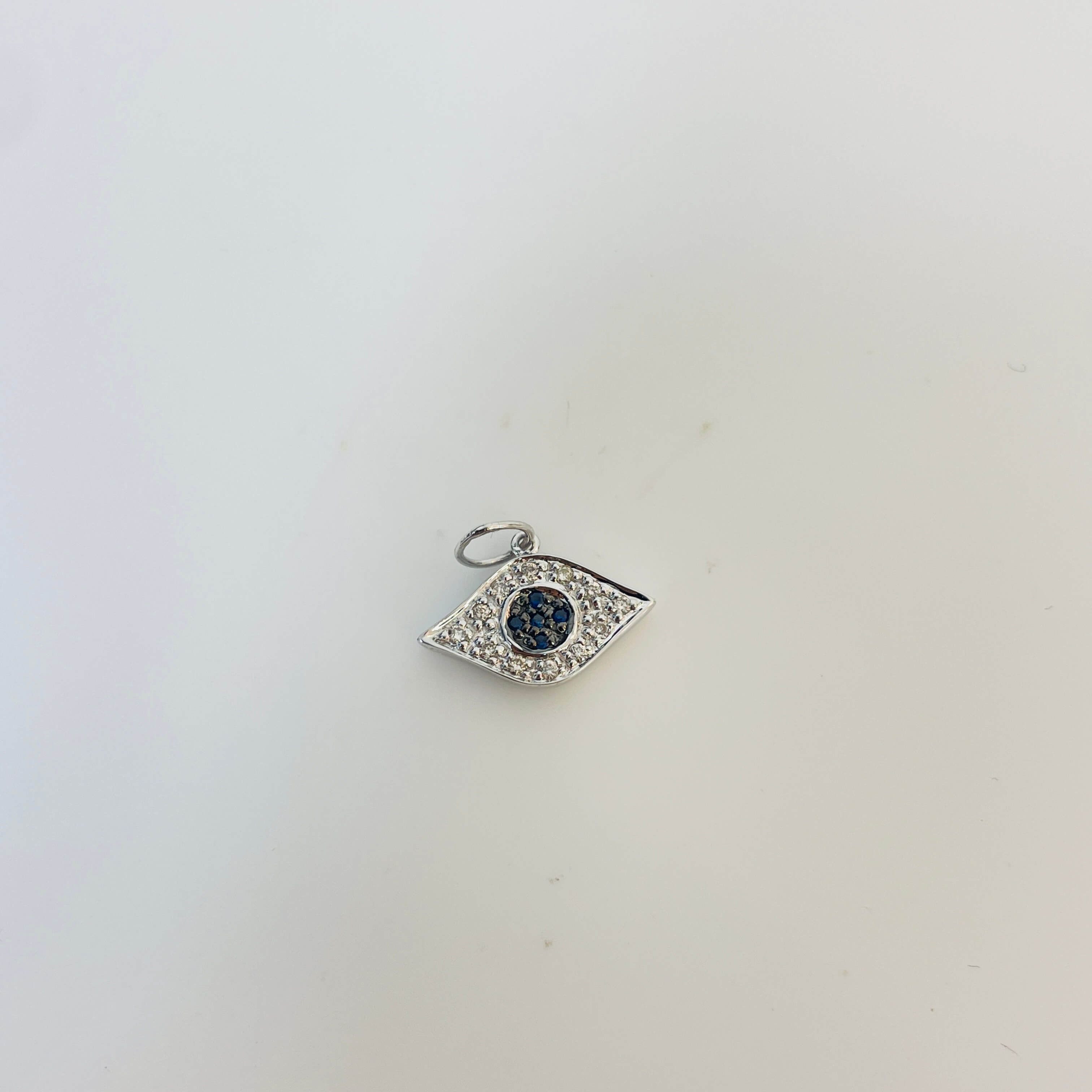 תליון יהלומים ואבני חן ספיר טבעיים בצורת עין 0.07 קראט יהלומים לבנים צבע F ניקיון VS-SI זהב 14K לבן מק״ט 686